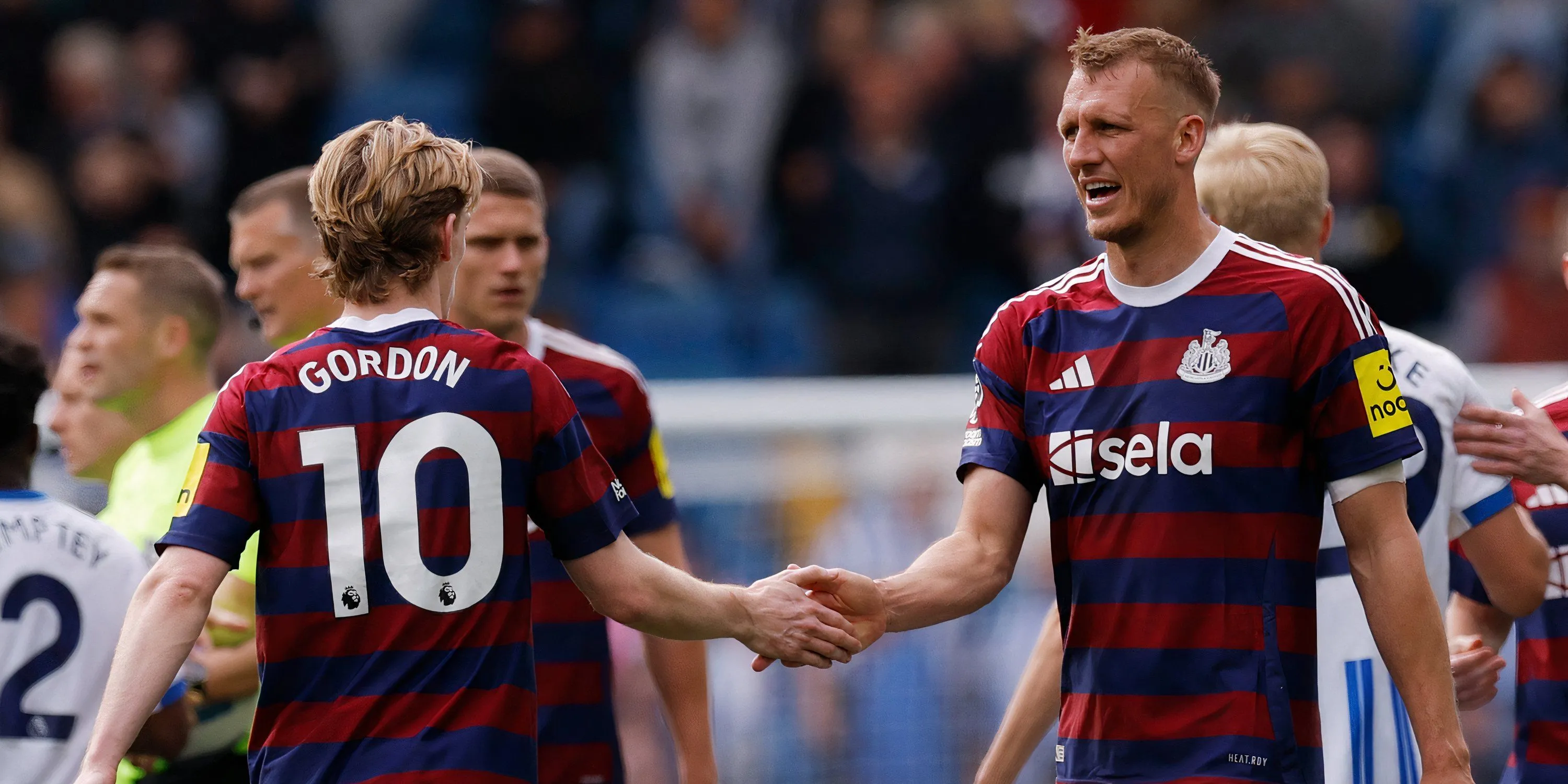 Anthony Gordon vào sân thay người trong màu áo Newcastle