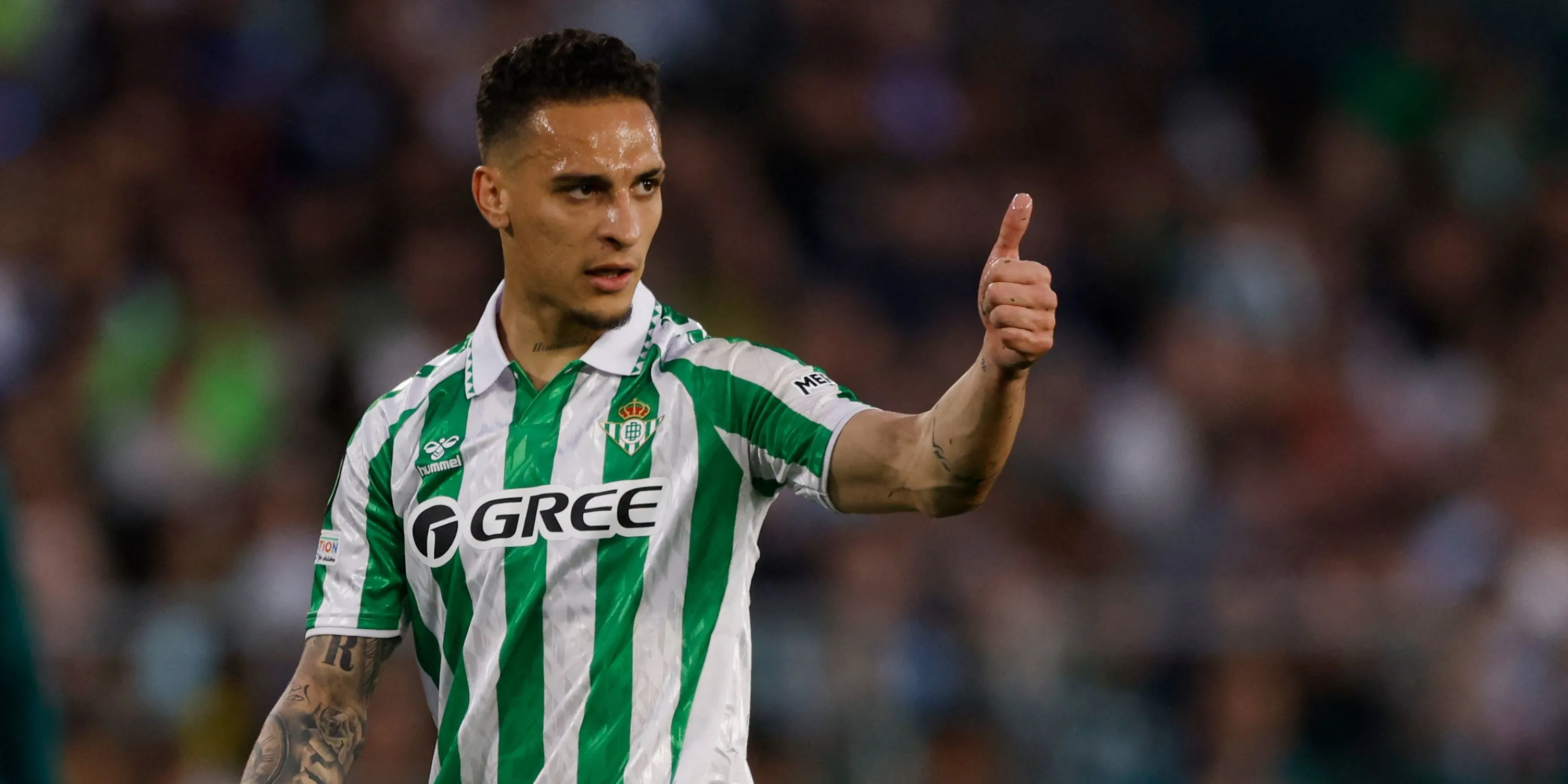 Antony ăn mừng bàn thắng cho Real Betis