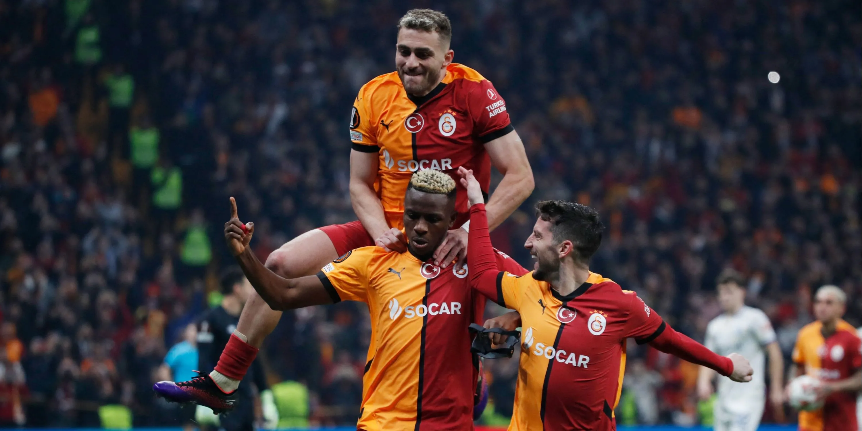 Baris Alper Yilmaz trong màu áo Galatasaray, mục tiêu chuyển nhượng của Aston Villa