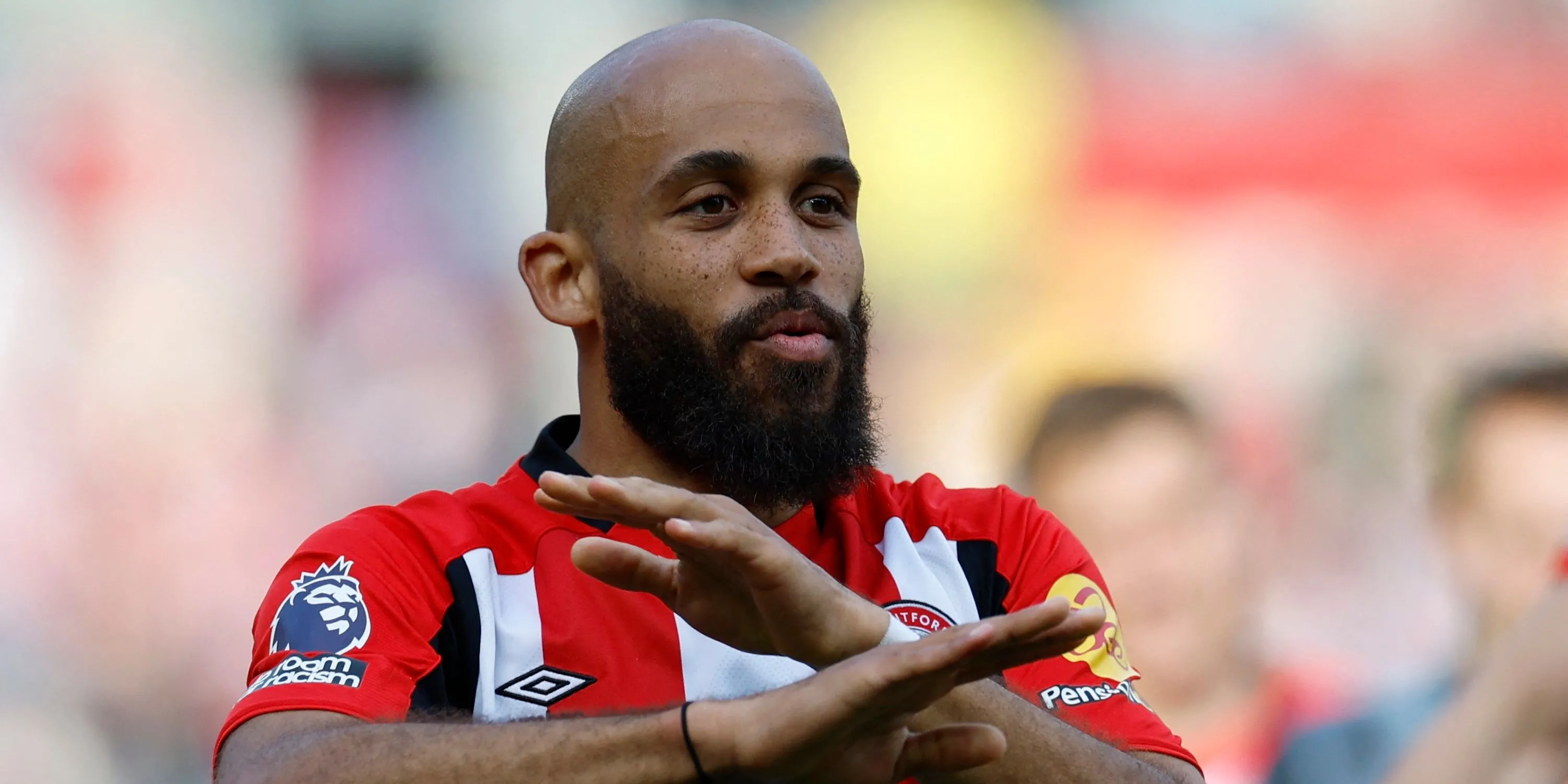 Bryan Mbeumo của Brentford ăn mừng sau trận đấu
