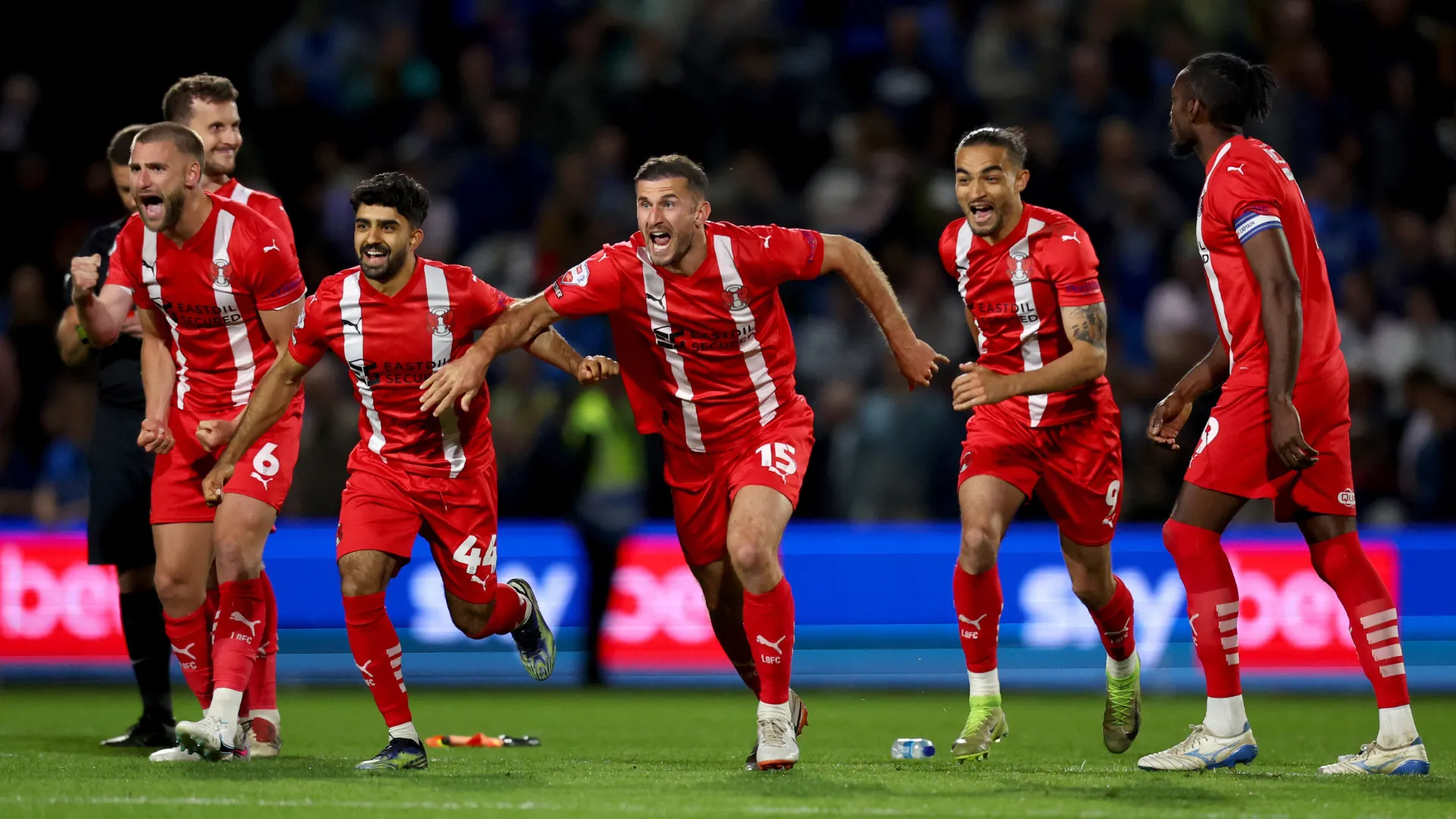 Các cầu thủ Leyton Orient trên sân, thể hiện phong độ ấn tượng mùa giải