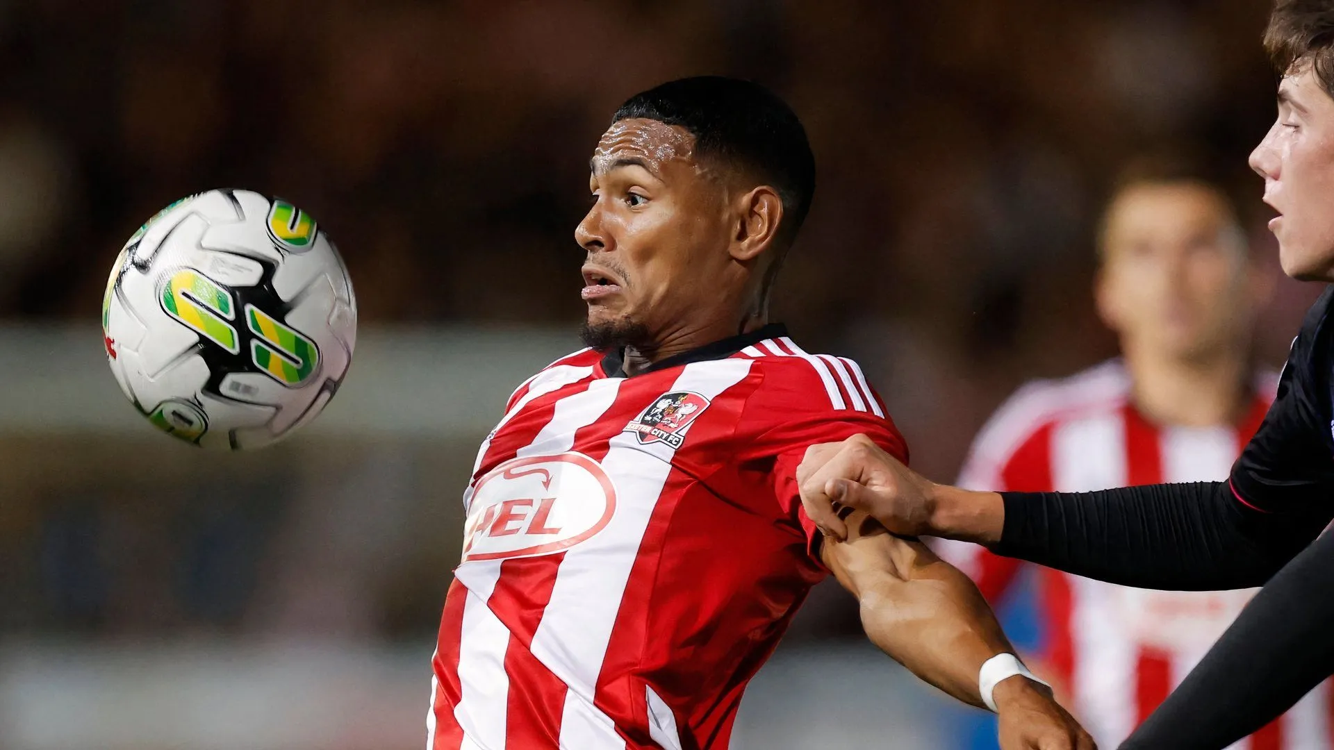 Cầu thủ chạy cánh Demetri Mitchell của Exeter City