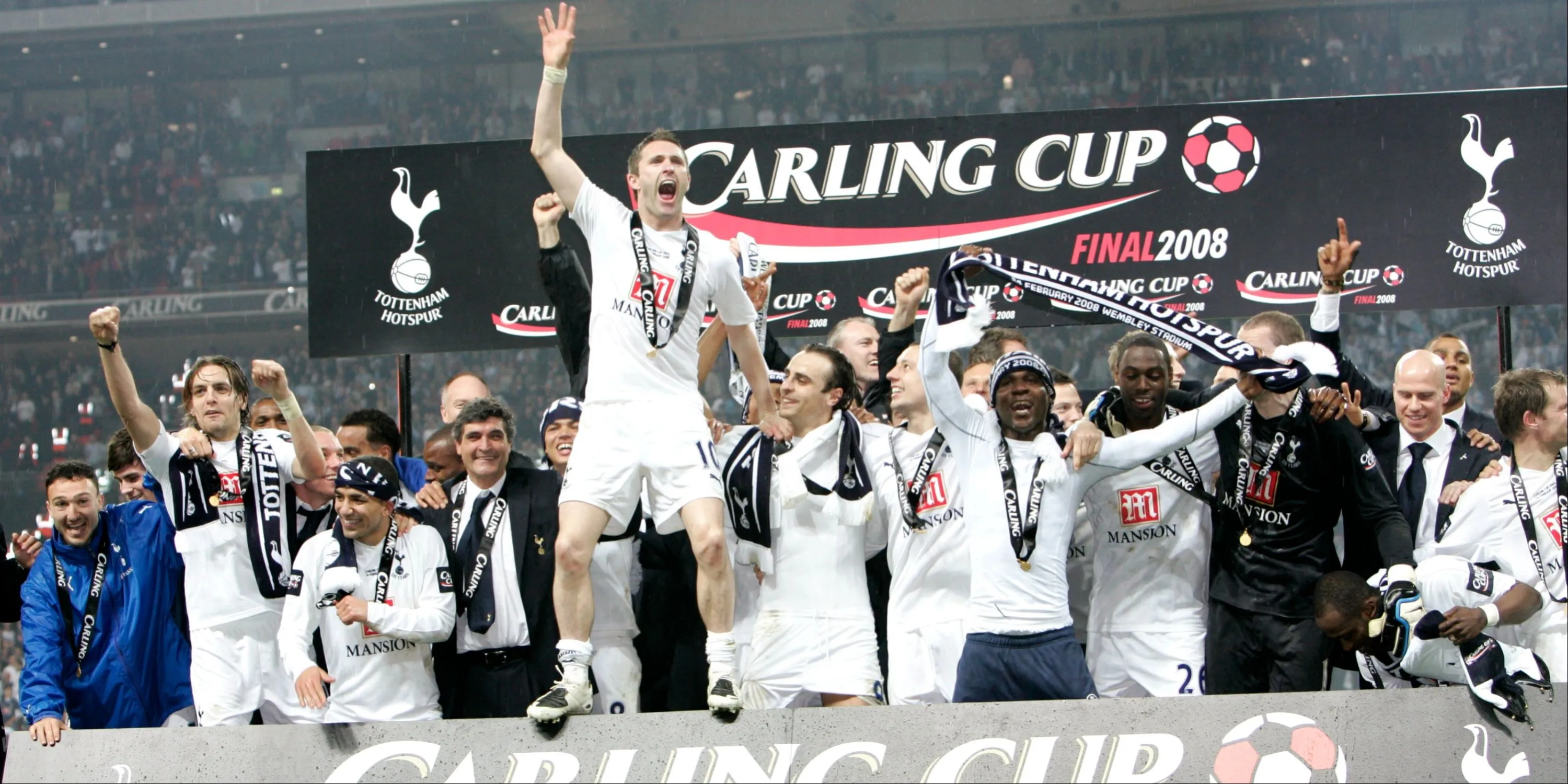 Cổ động viên Tottenham Hotspur cổ vũ trên khán đài