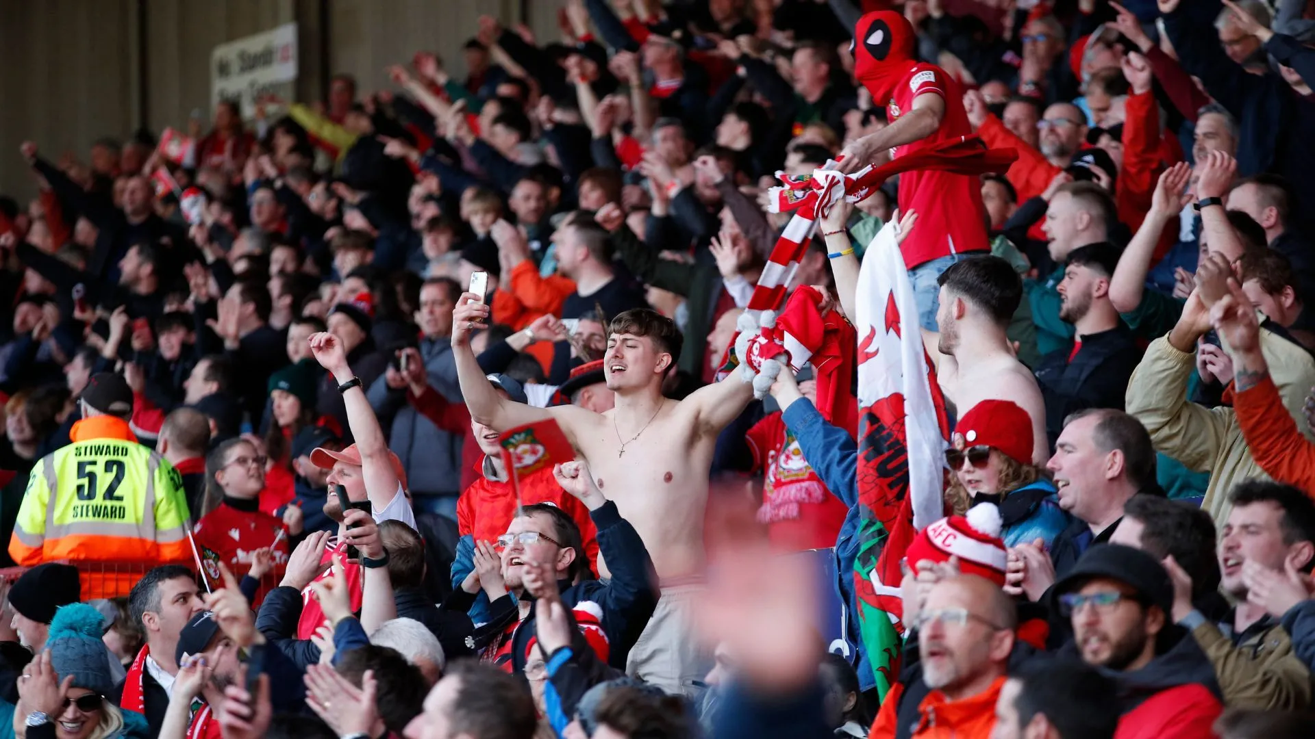 Cổ động viên Wrexham cuồng nhiệt trên khán đài sân Racecourse