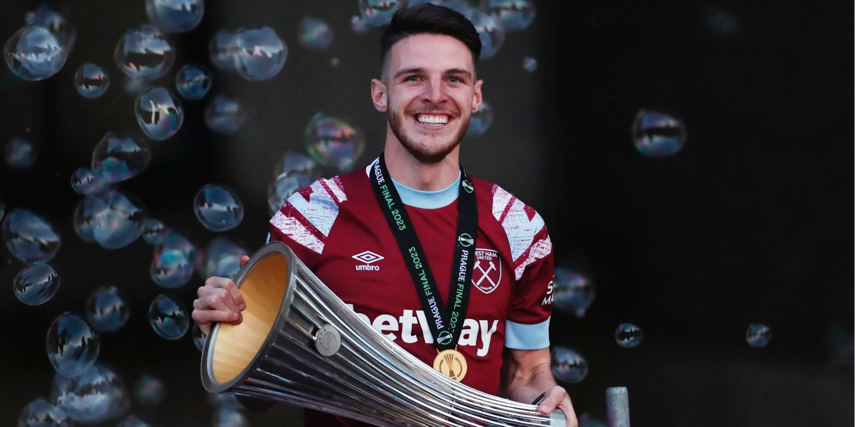 Declan Rice ăn mừng cùng đồng đội Kaelan Casey tại West Ham