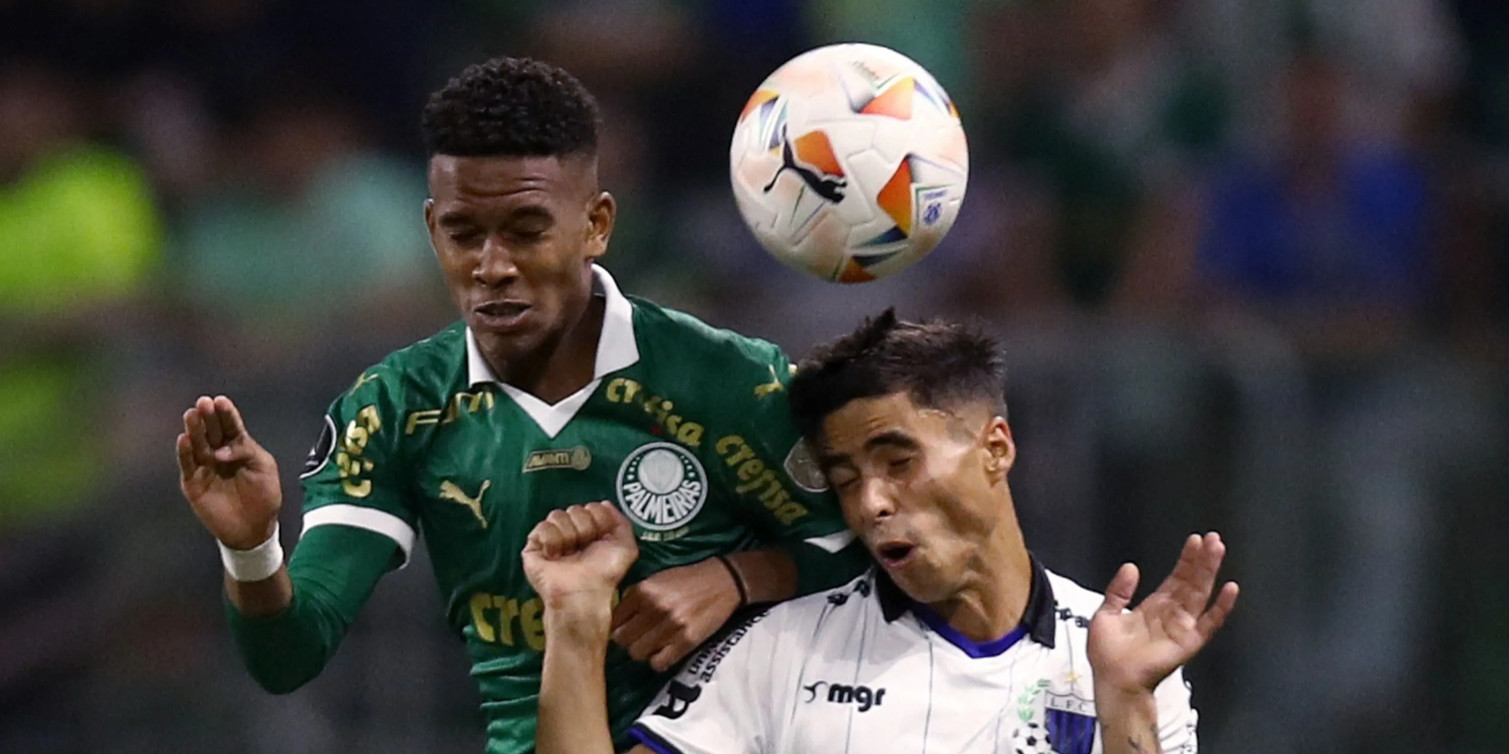 Estêvão Willian đi bóng trong màu áo Palmeiras tại giải Brasileirão