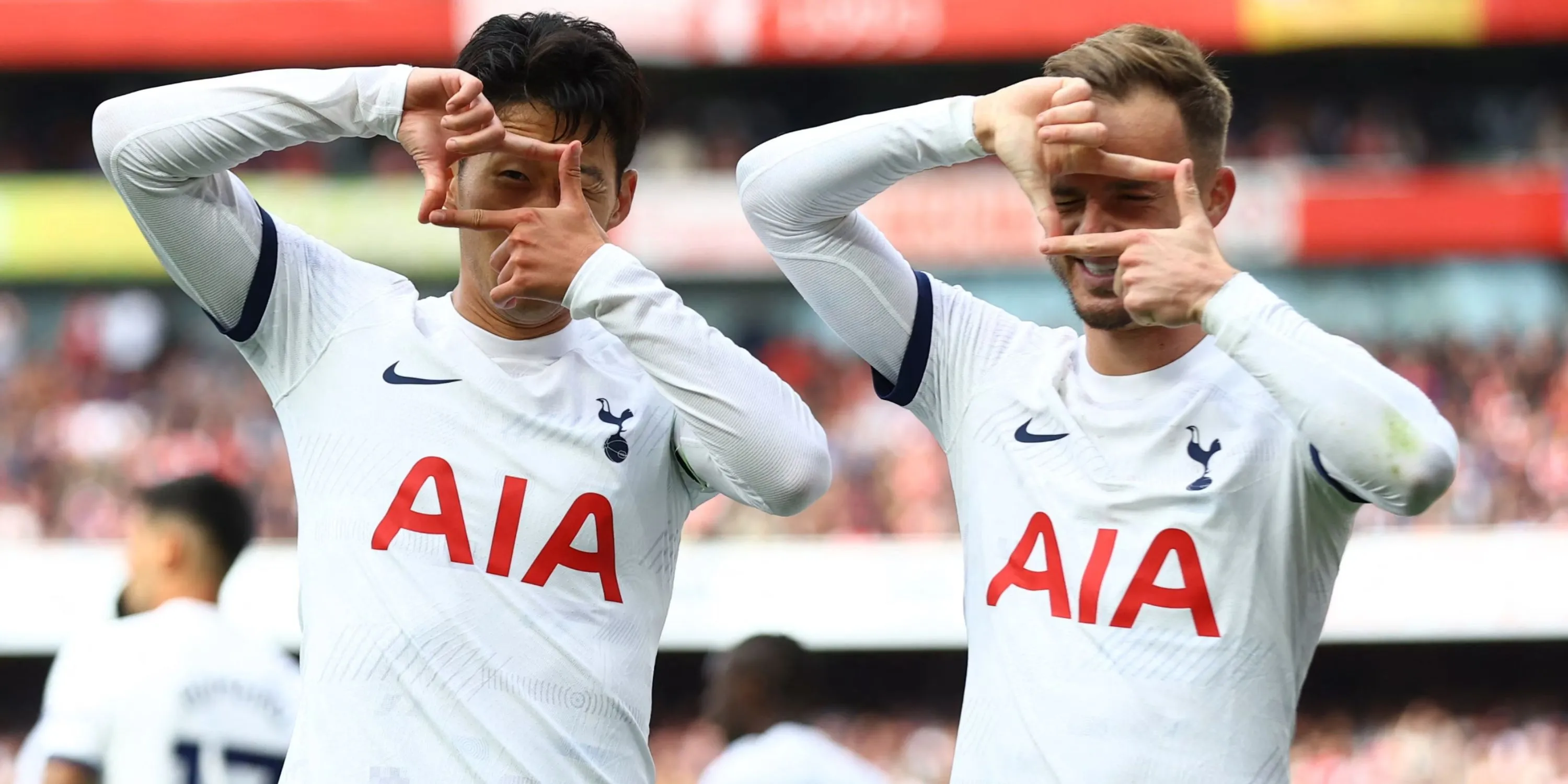Hai cầu thủ Tottenham Hotspur James Maddison và Son Heung-min ăn mừng