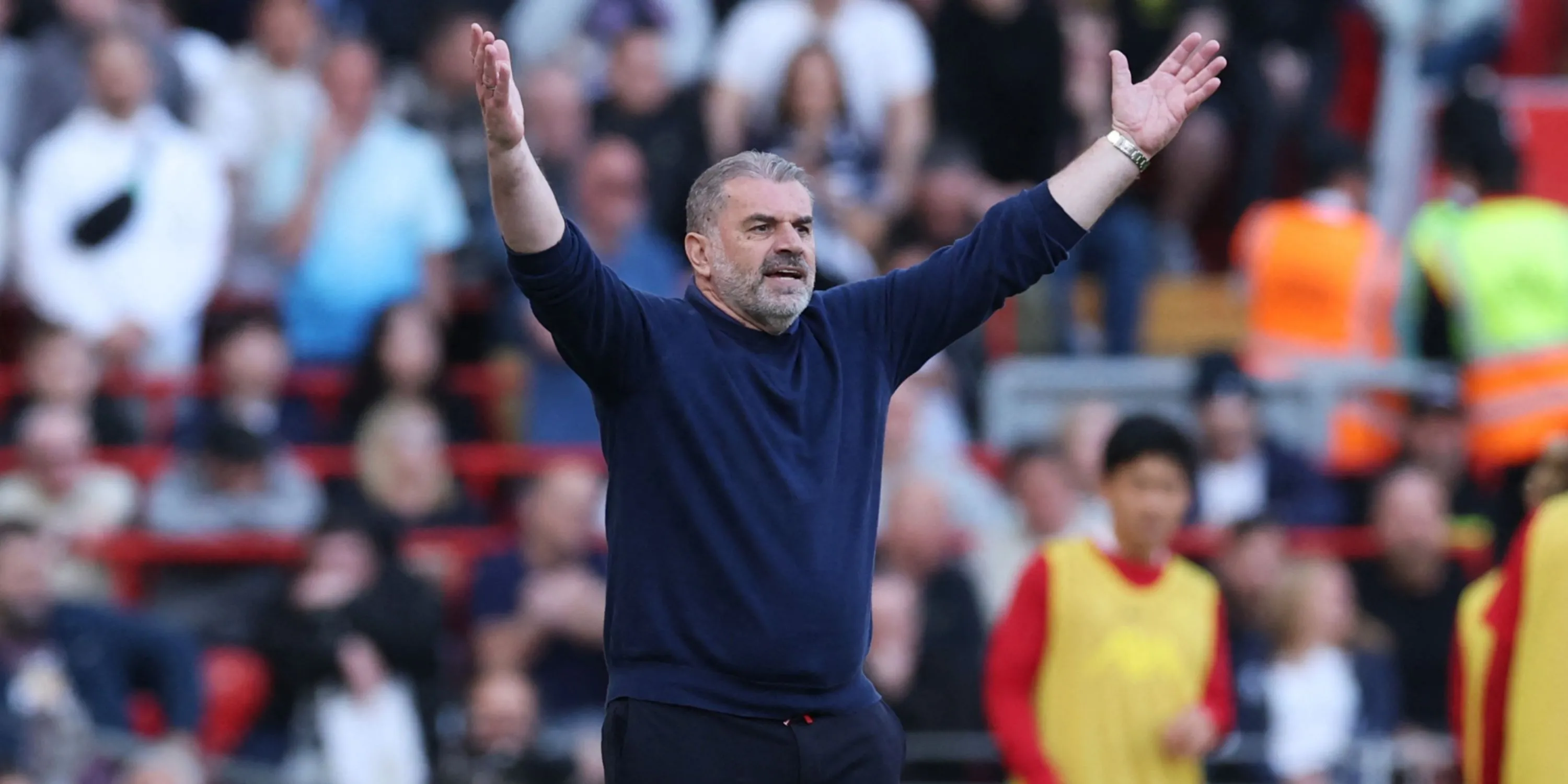 HLV Ange Postecoglou chỉ đạo bên đường biên trong trận đấu Premier League