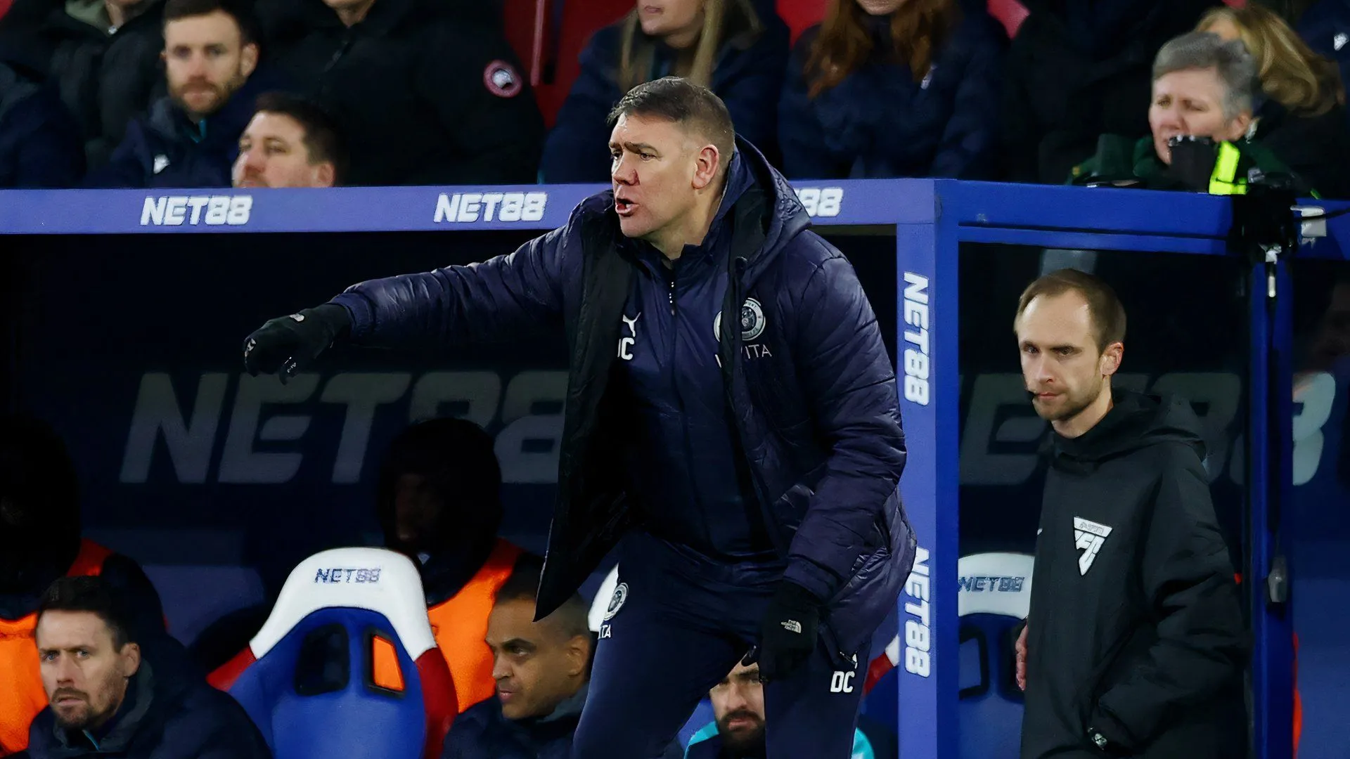 HLV Dave Challinor của Stockport County suy tính chiến thuật, cần bổ sung hậu vệ phải cho mùa giải mới.