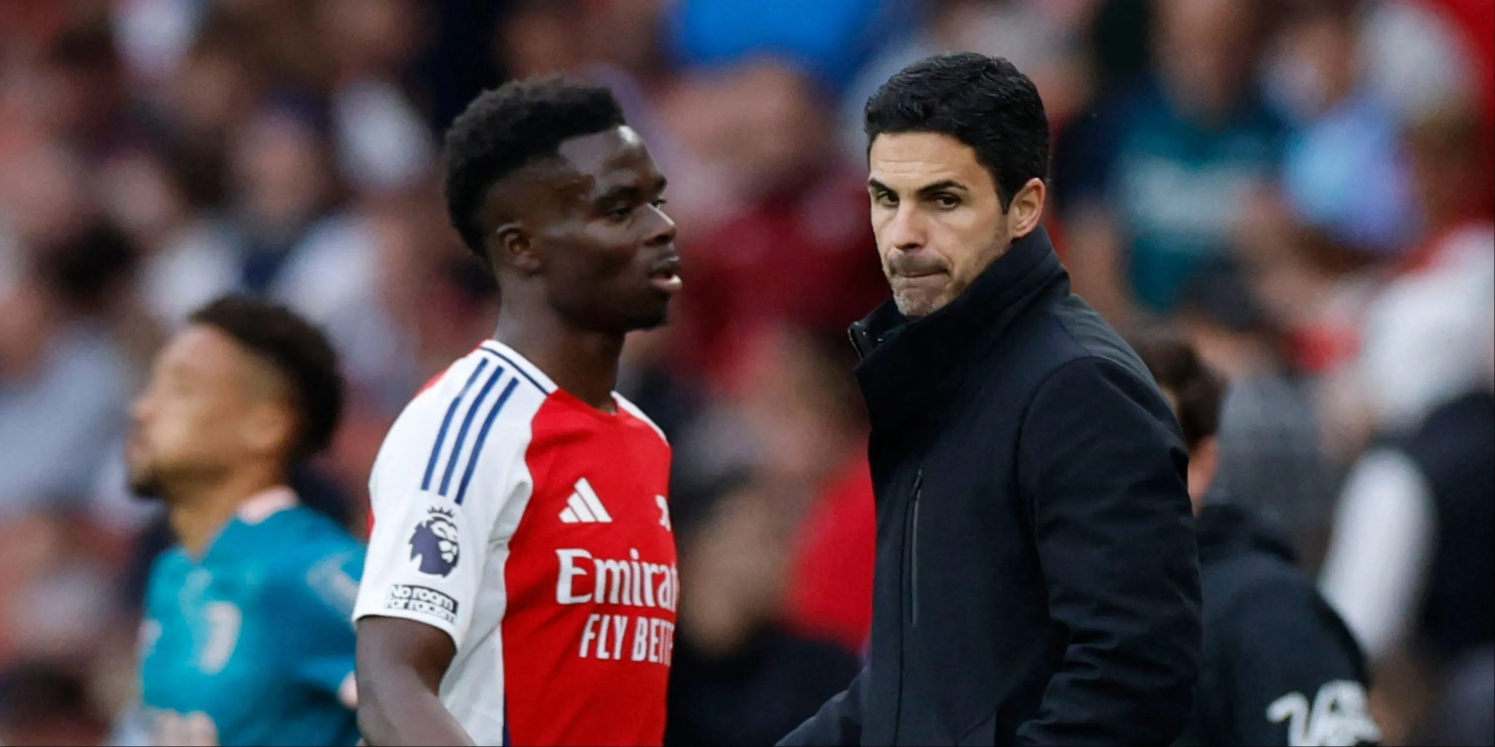HLV Mikel Arteta trao đổi với Bukayo Saka bên đường biên