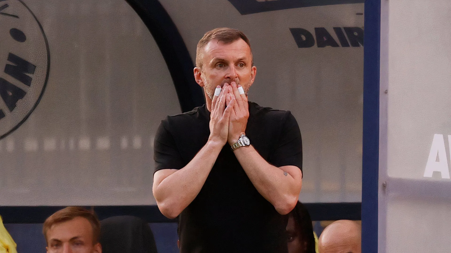 HLV Nathan Jones của Charlton Athletic trong trận bán kết play-off gặp Wycombe, nơi đội bóng giành vé đến Wembley.