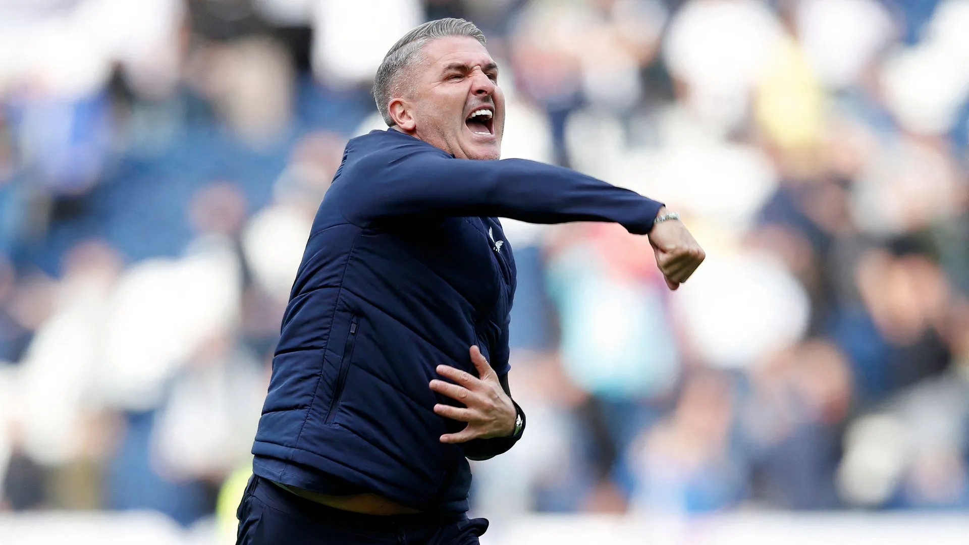 Huấn luyện viên Wigan Athletic Ryan Lowe