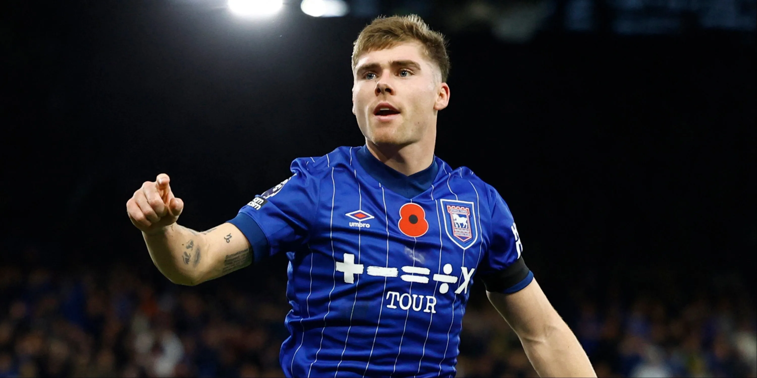 Leif Davis trong màu áo Ipswich Town đang kiểm soát bóng