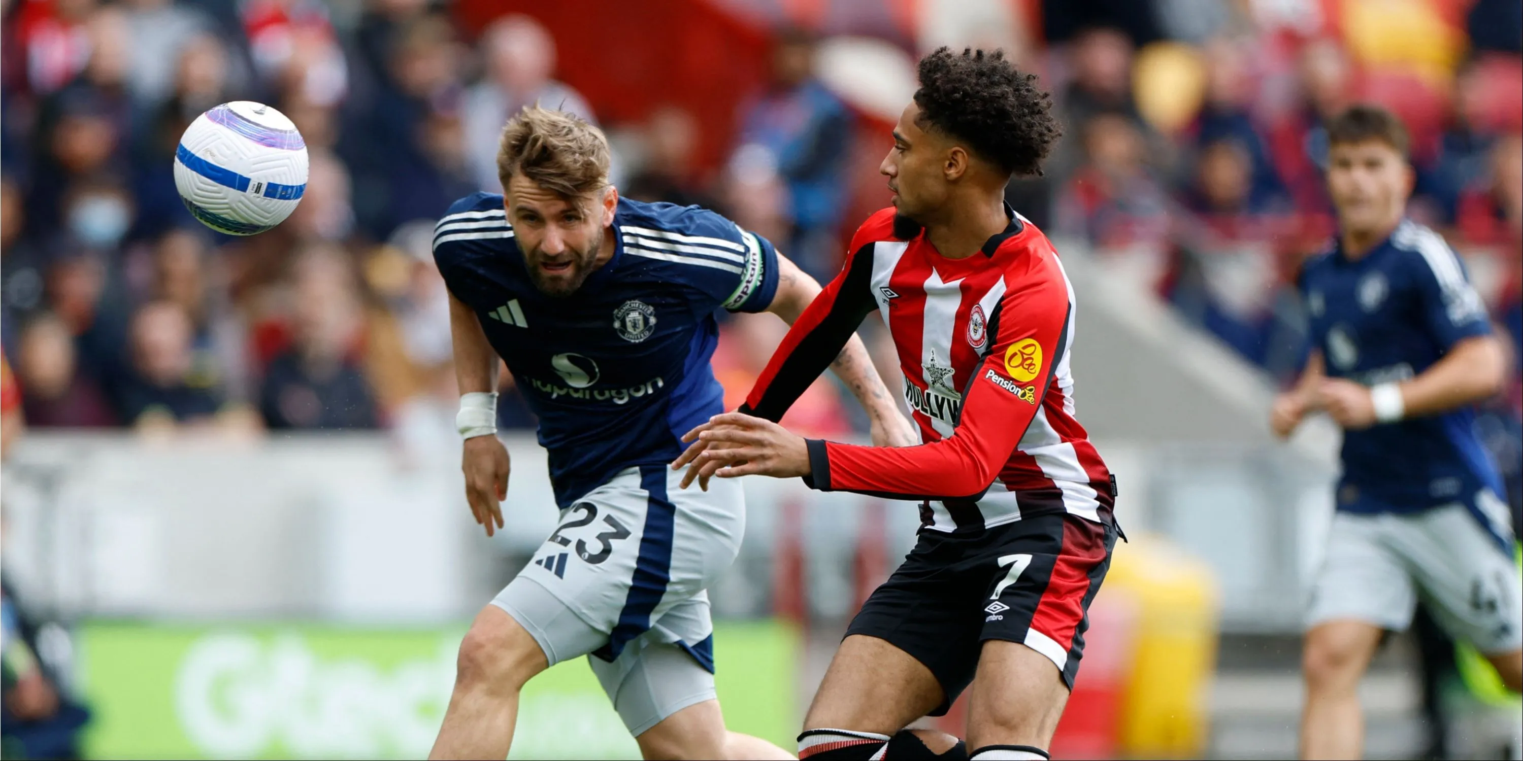 Luke Shaw (Man United) đối mặt với Kevin Schade (Brentford)