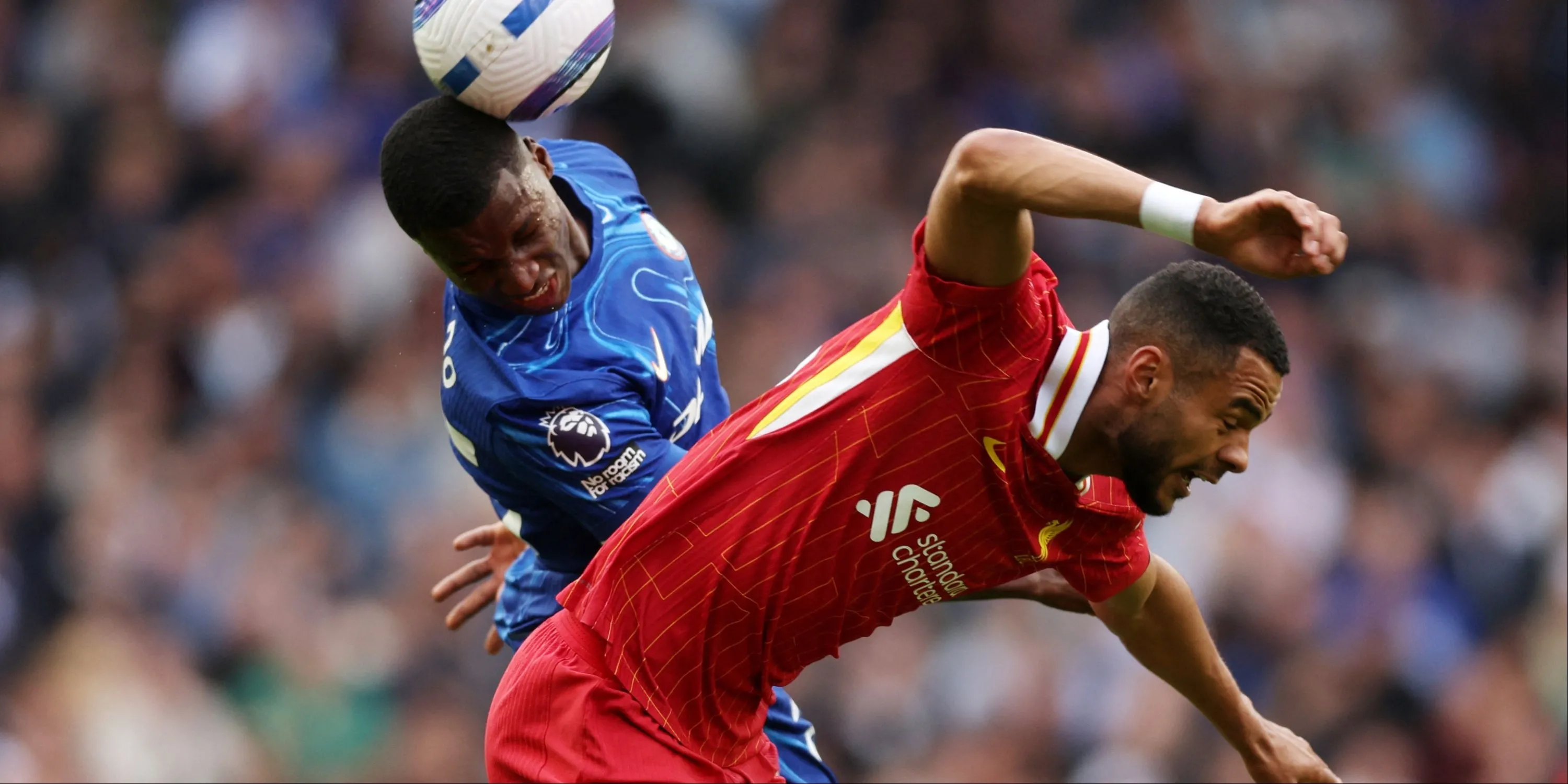 Moises Caicedo (Chelsea) tranh chấp quyết liệt với Cody Gakpo (Liverpool) trong vai trò hậu vệ phải