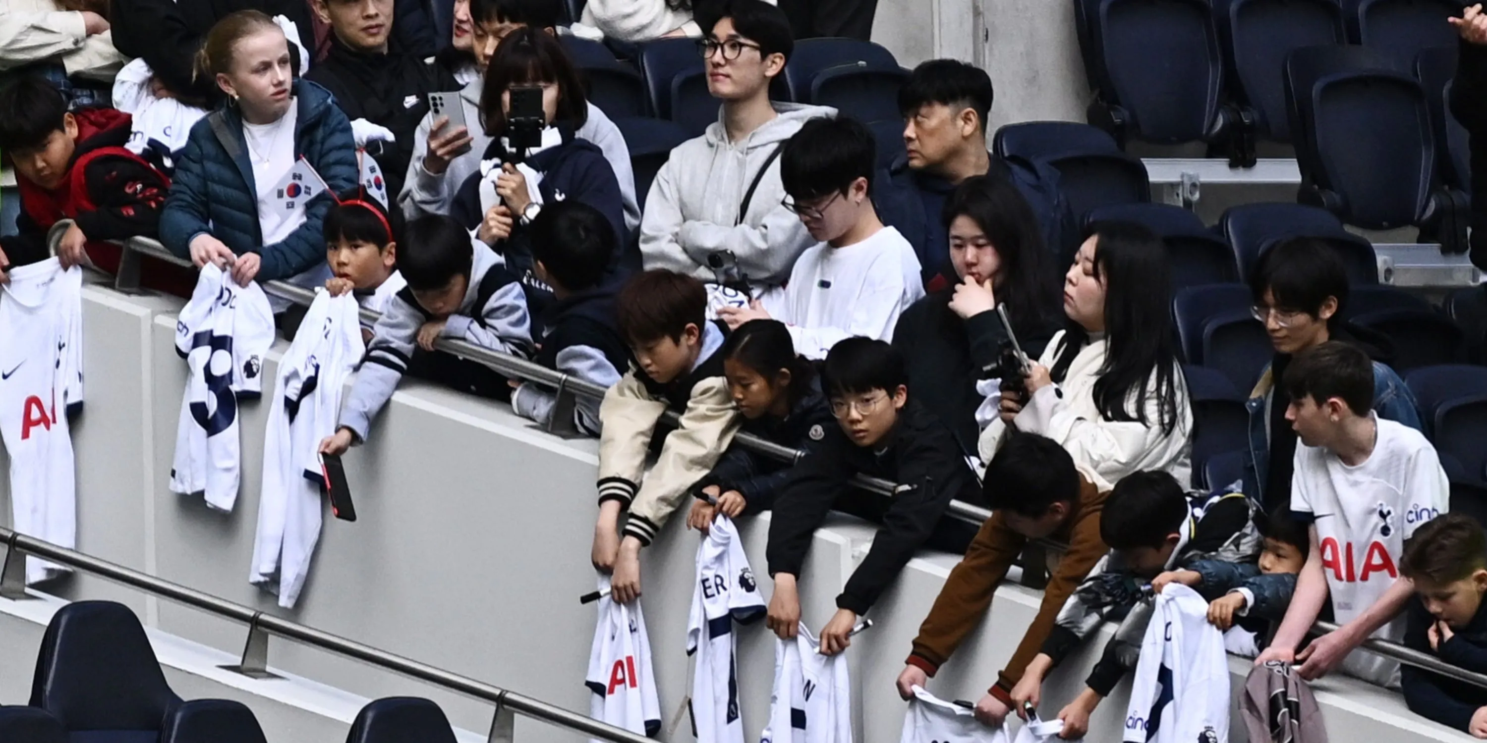 Người hâm mộ Tottenham cổ vũ nhiệt tình cho đội nhà