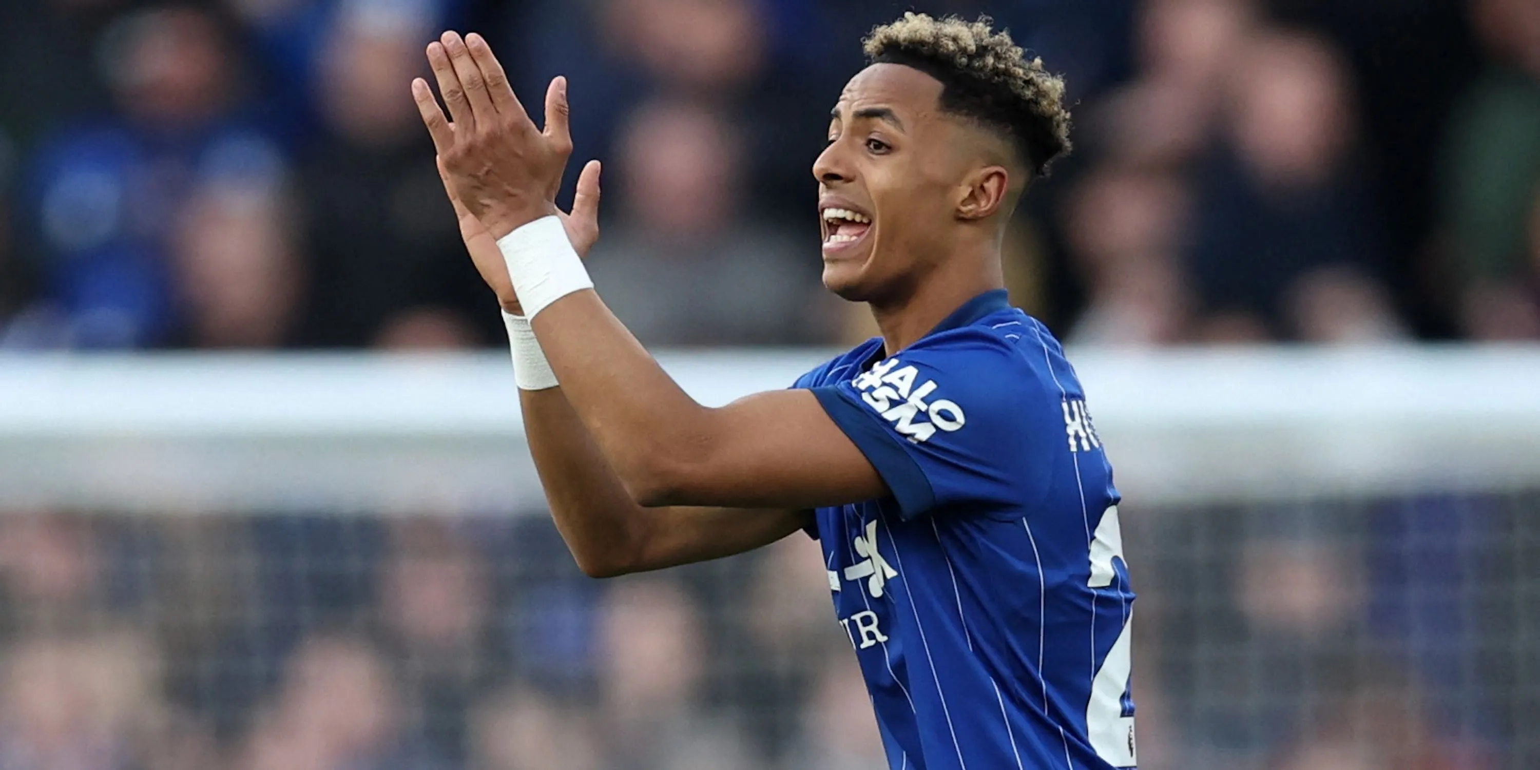Omari Hutchinson của Ipswich Town ăn mừng bàn thắng