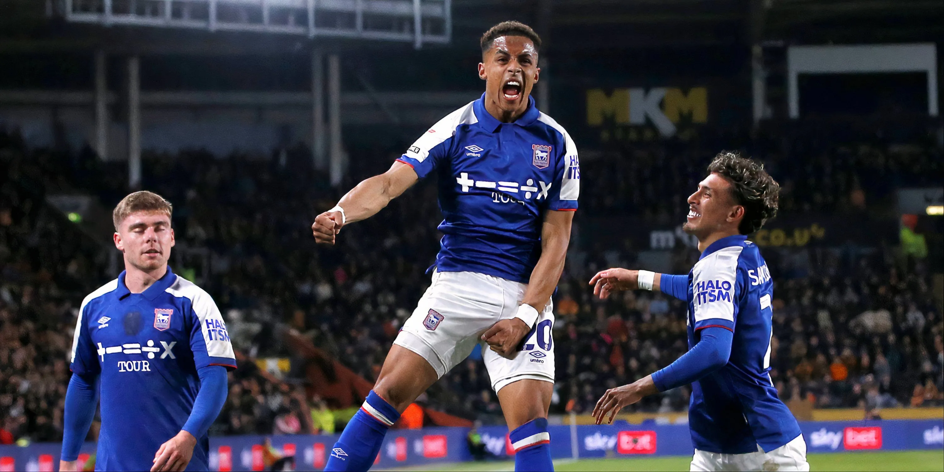 Omari Hutchinson thi đấu cho Ipswich Town