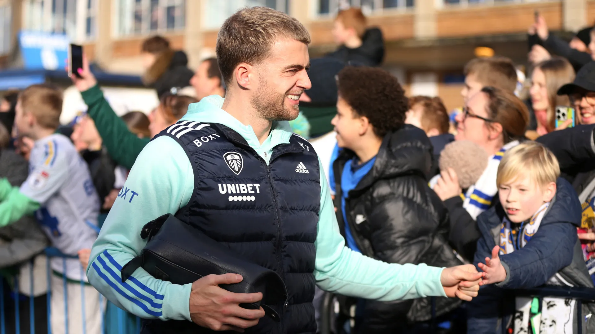 Patrick Bamford ăn mừng bàn thắng cho Leeds United