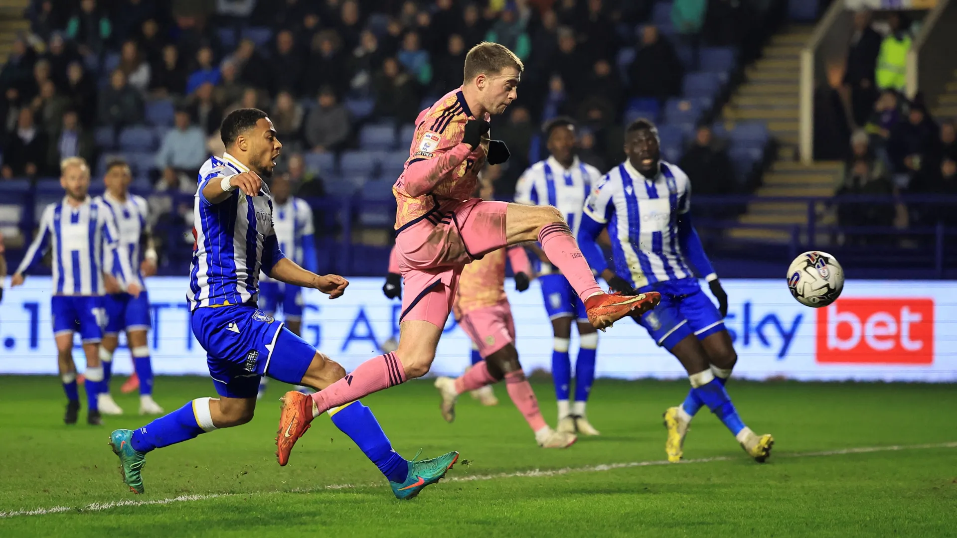 Patrick Bamford trong trận đấu của Leeds United