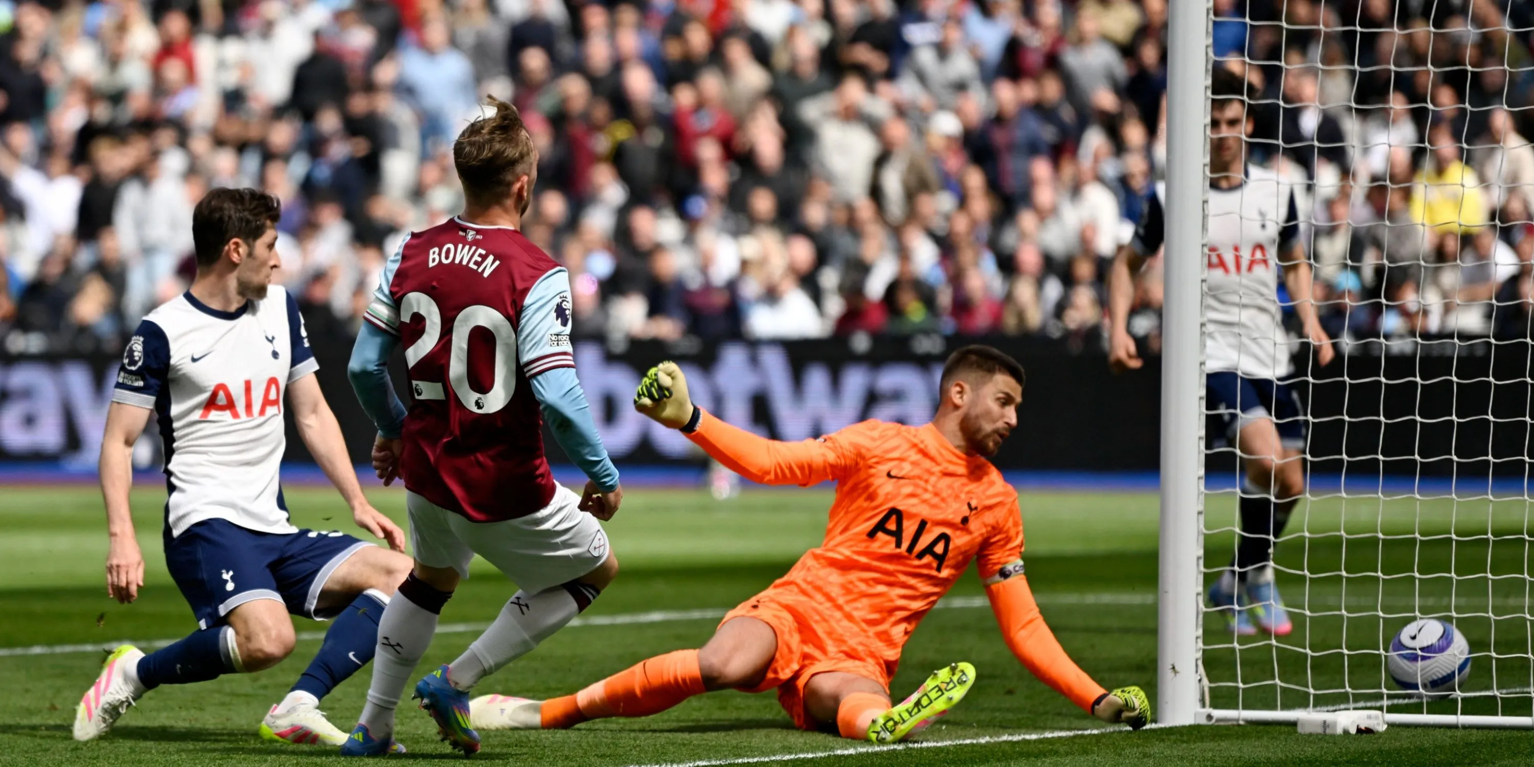Thủ môn Guglielmo Vicario của Tottenham trong một trận đấu gần đây