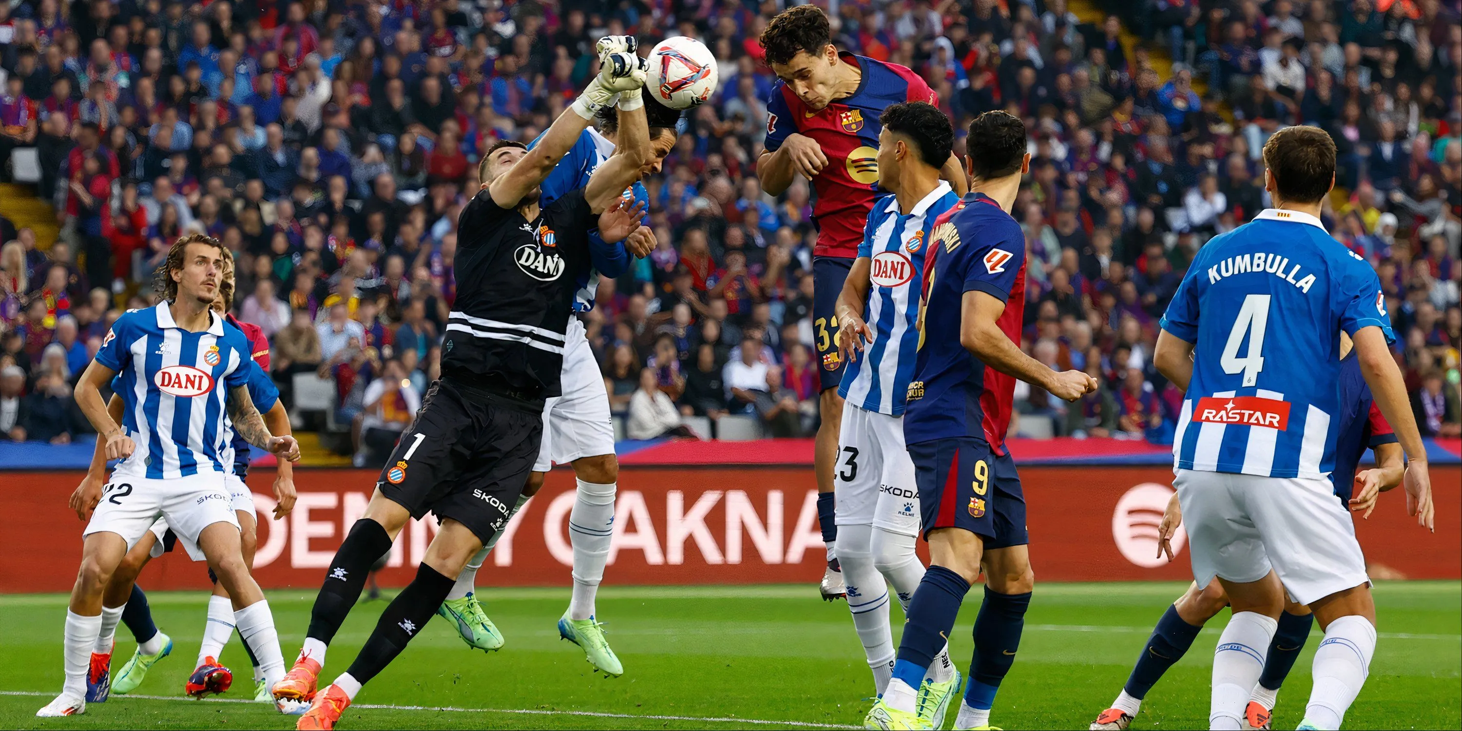 Thủ môn Joan Garcia của Espanyol trong màu áo CLB