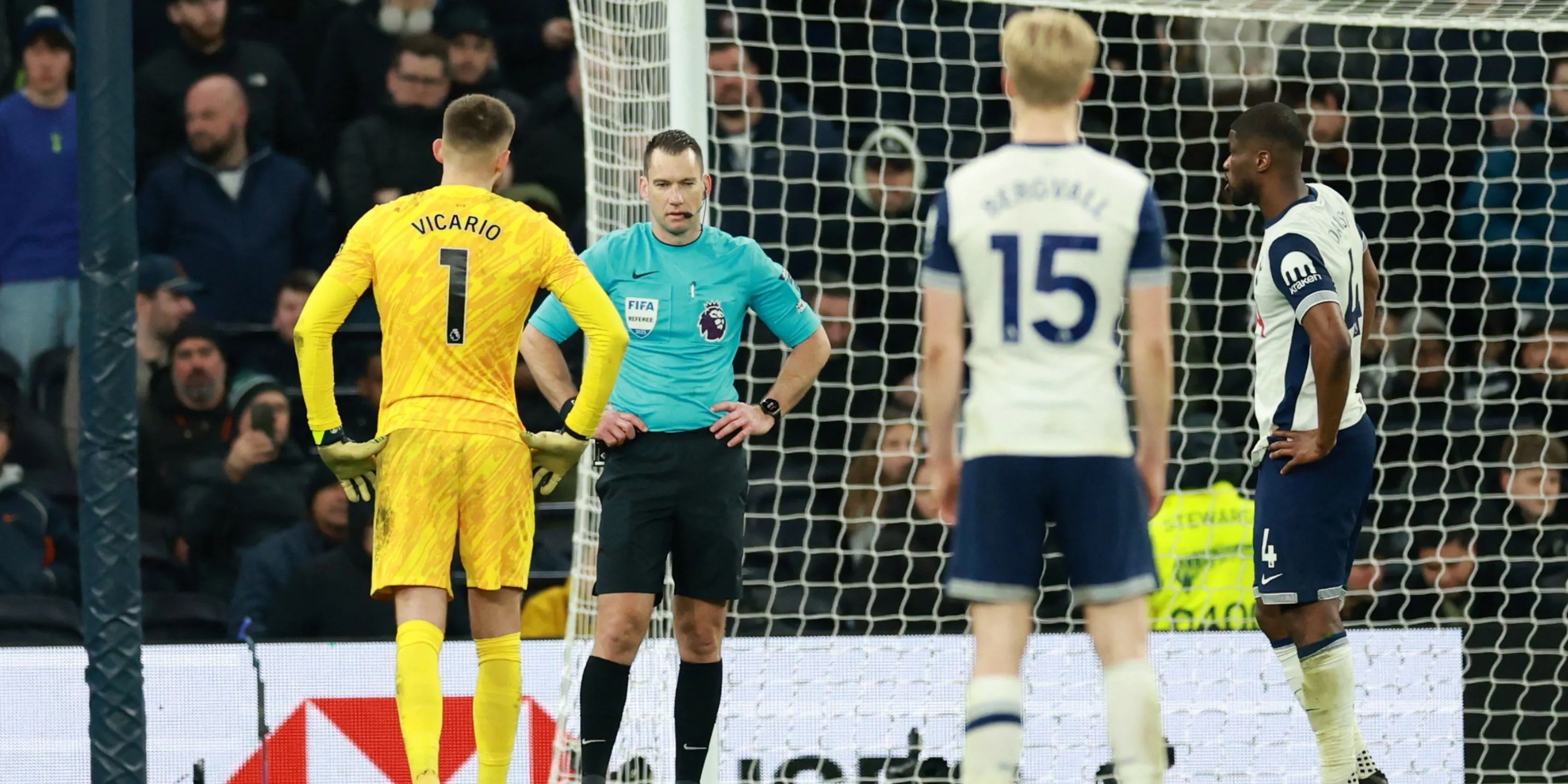 Thủ thành Guglielmo Vicario của Spurs cần sự hỗ trợ từ đồng đội