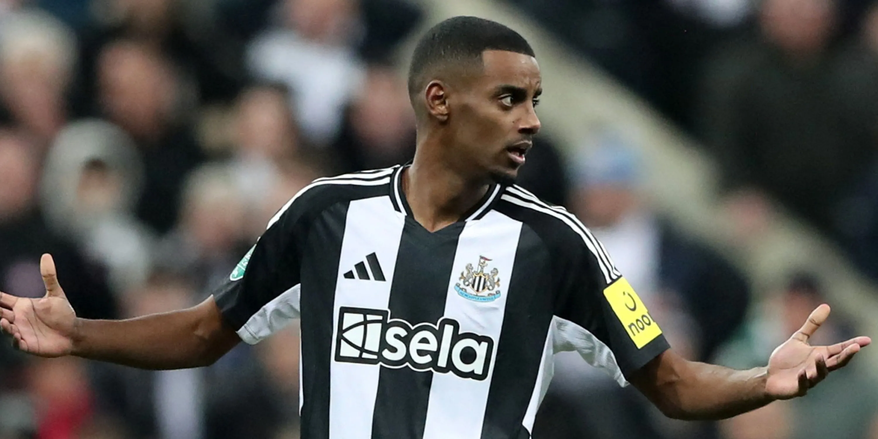 Tiền đạo Alexander Isak của Newcastle - bị Dean Huijsen phong tỏa hiệu quả