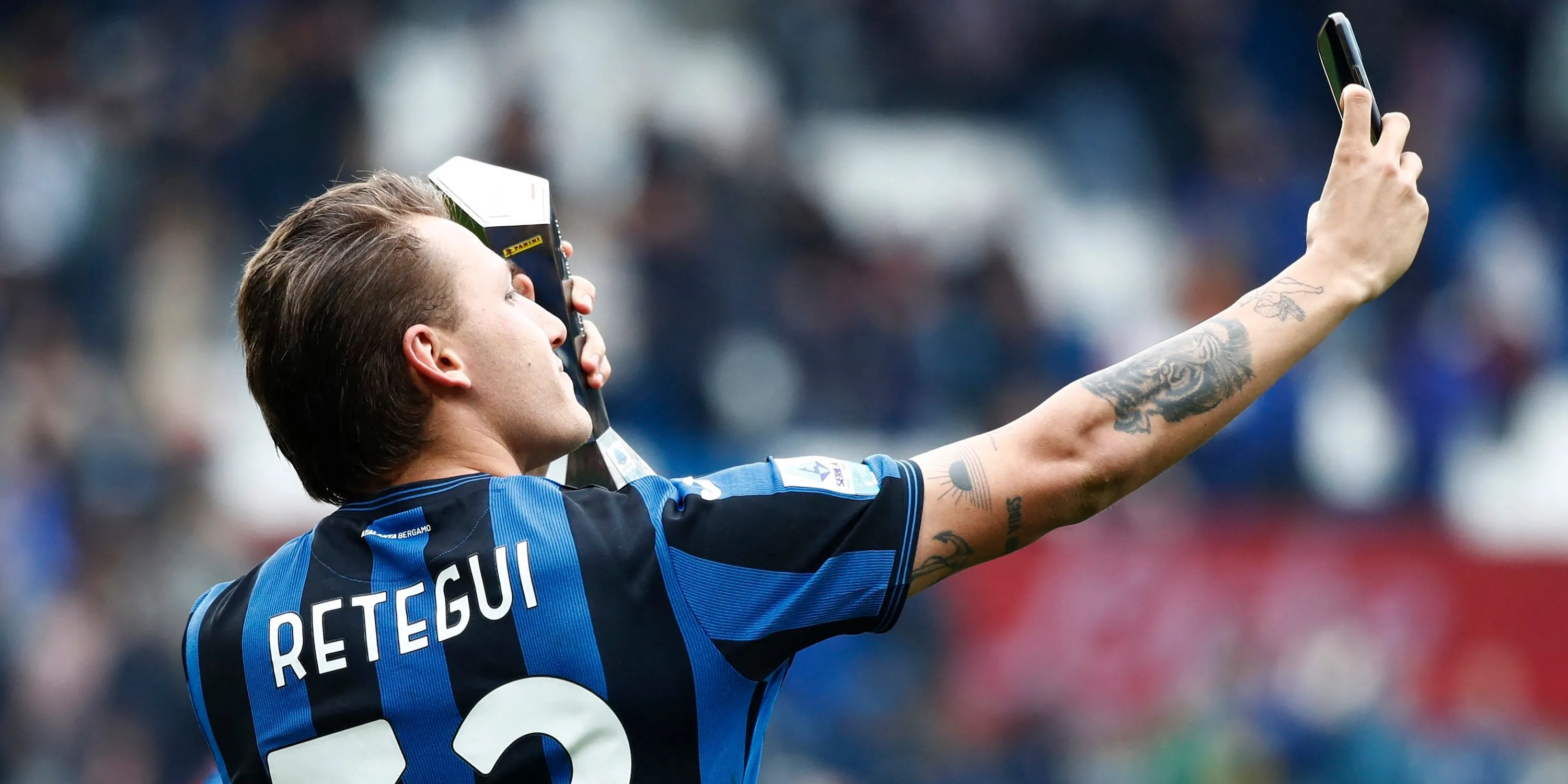 Tiền đạo Atalanta Mateo Retegui ăn mừng với danh hiệu Cầu thủ xuất sắc nhất trận đấu