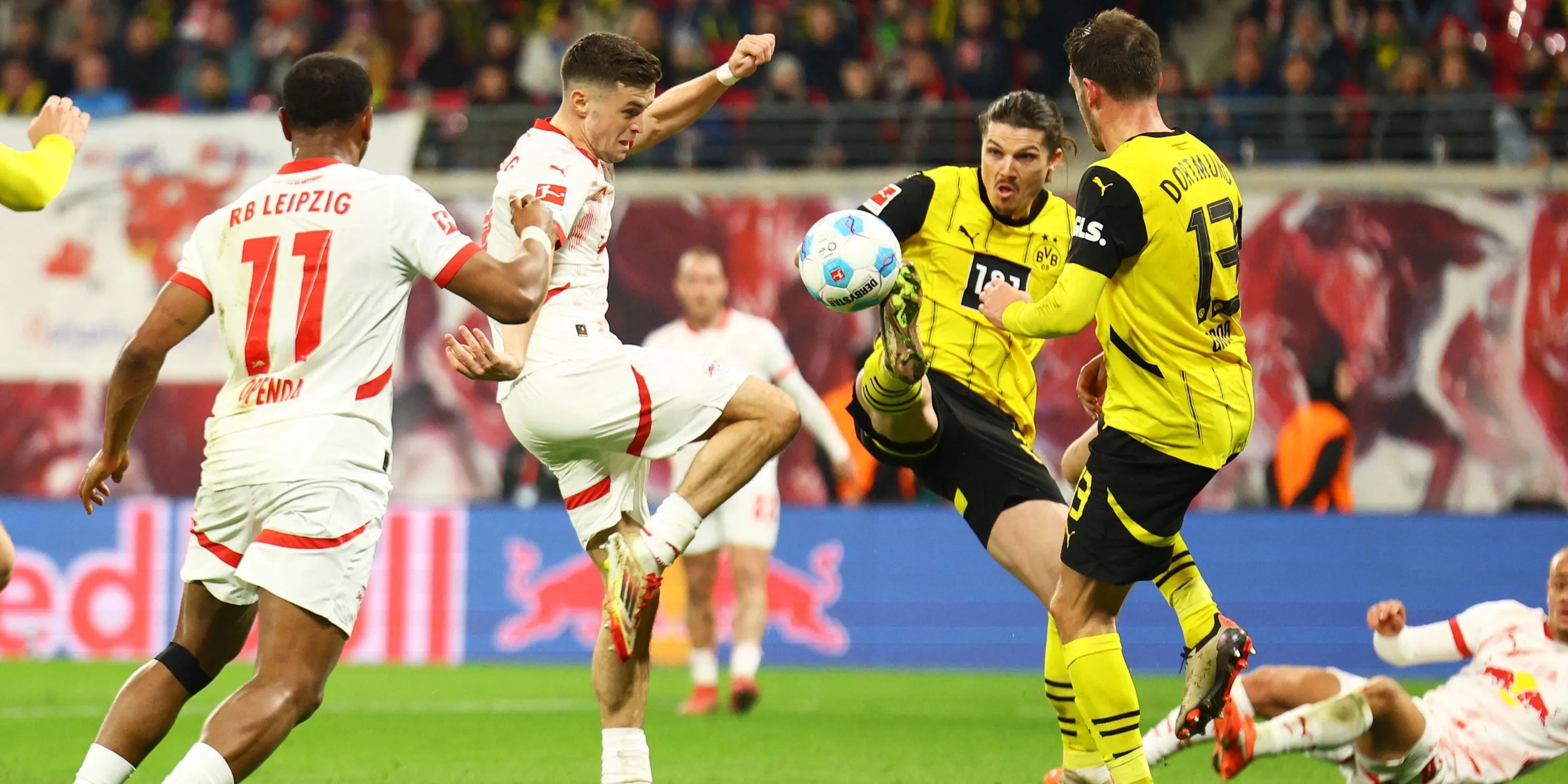 Tiền đạo Benjamin Sesko (RB Leipzig) tranh chấp bóng trong trận đấu Bundesliga - mục tiêu của Arsenal