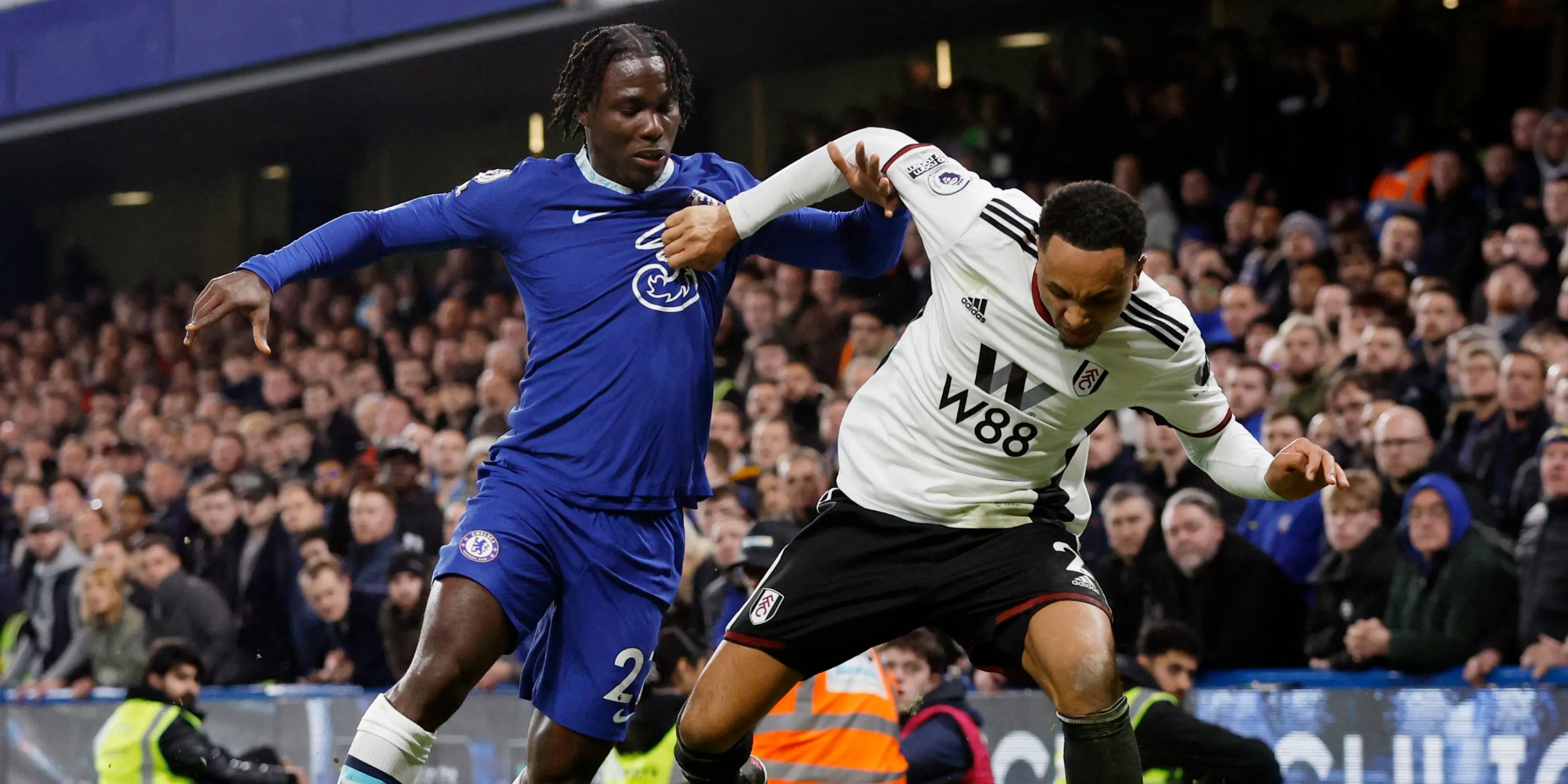 Tiền đạo Chelsea David Datro Fofana trên sân tập