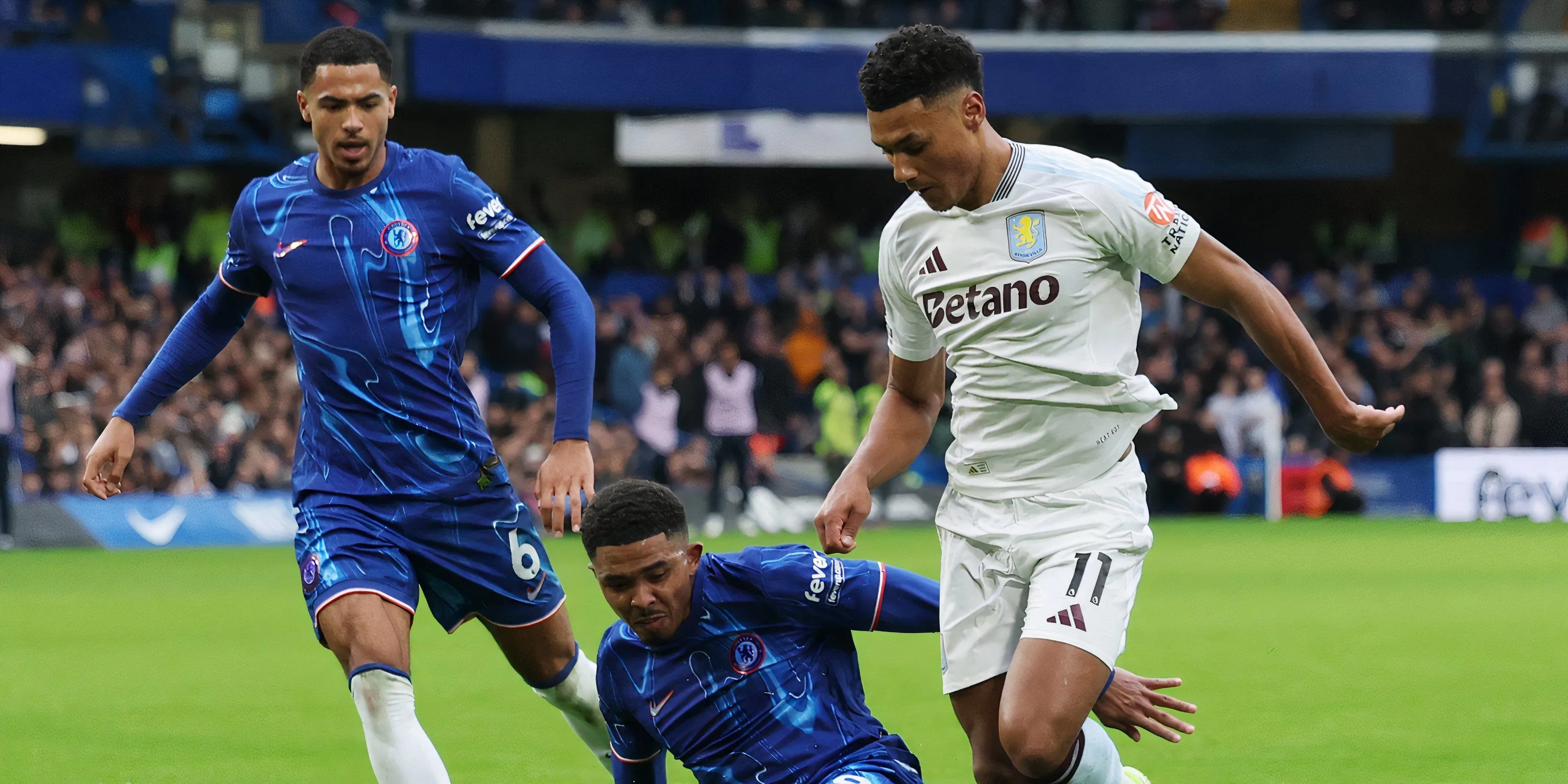 Tiền đạo Ollie Watkins của Aston Villa ăn mừng bàn thắng tại Premier League