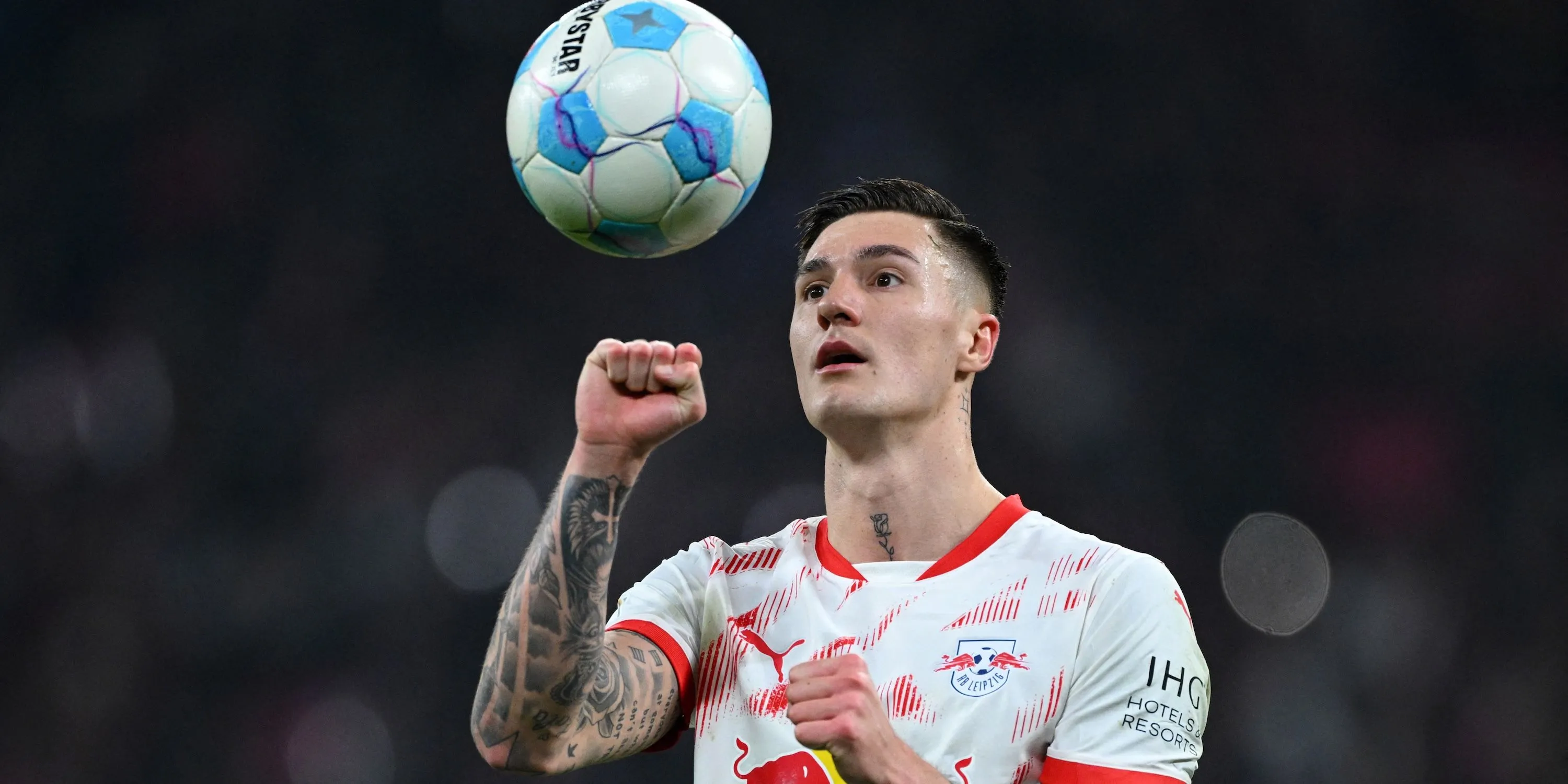 Tiền đạo RB Leipzig Benjamin Sesko chuẩn bị thực hiện quả phạt đền