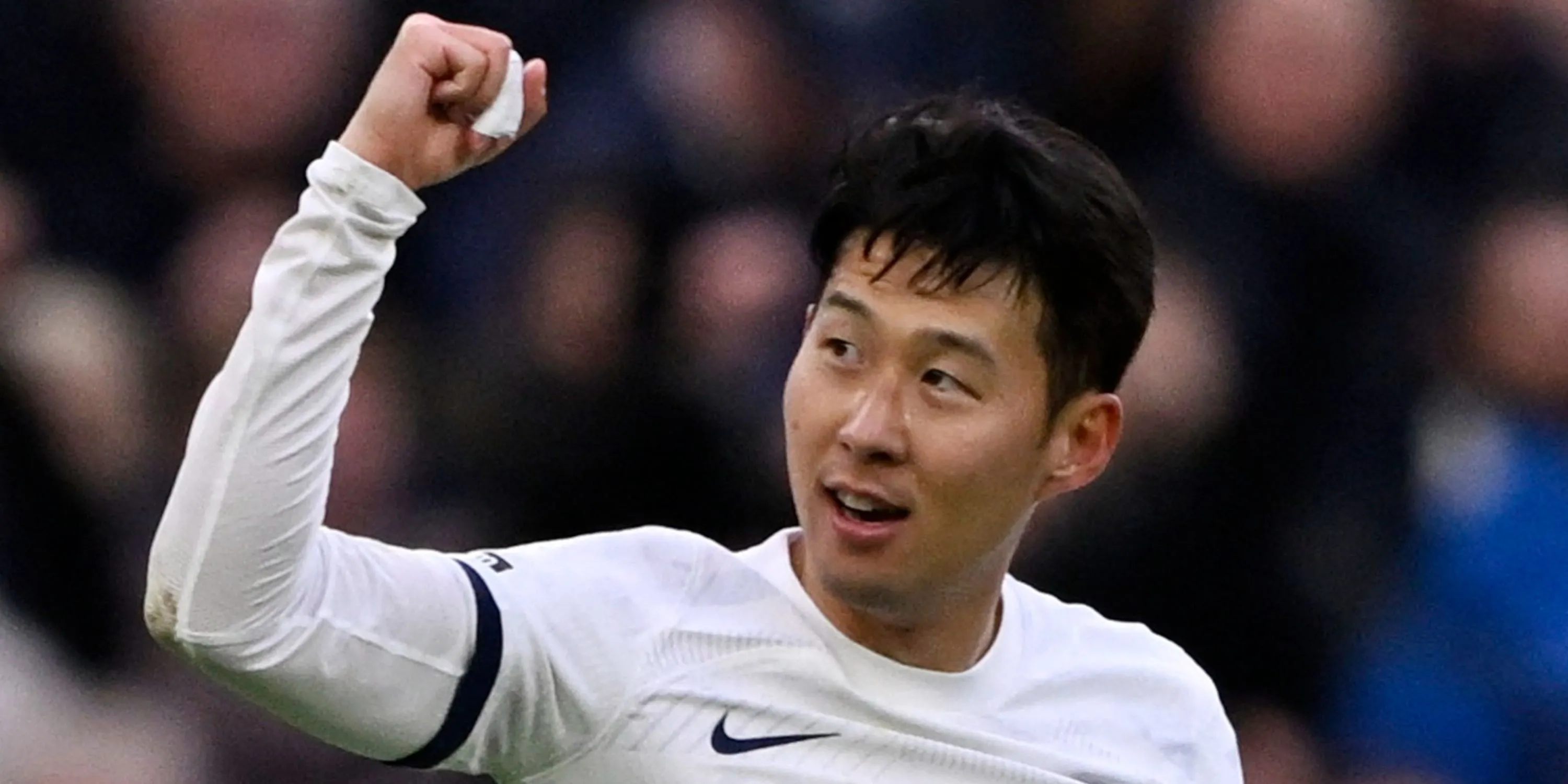 Tiền đạo Son Heung-min của Tottenham Hotspur ăn mừng bàn thắng đầy cảm xúc