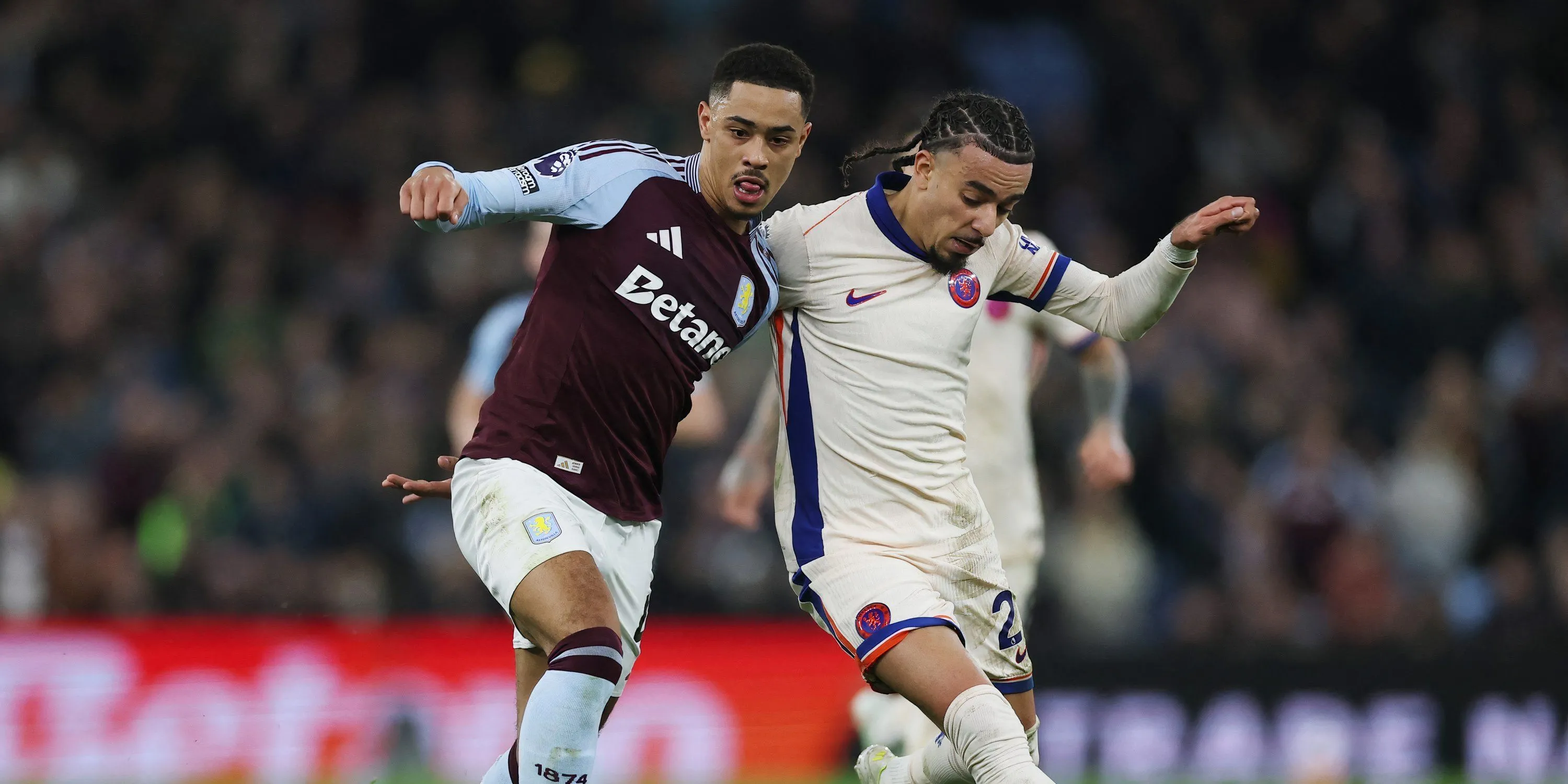 Tiền vệ Jacob Ramsey của Aston Villa đang thi đấu trên sân