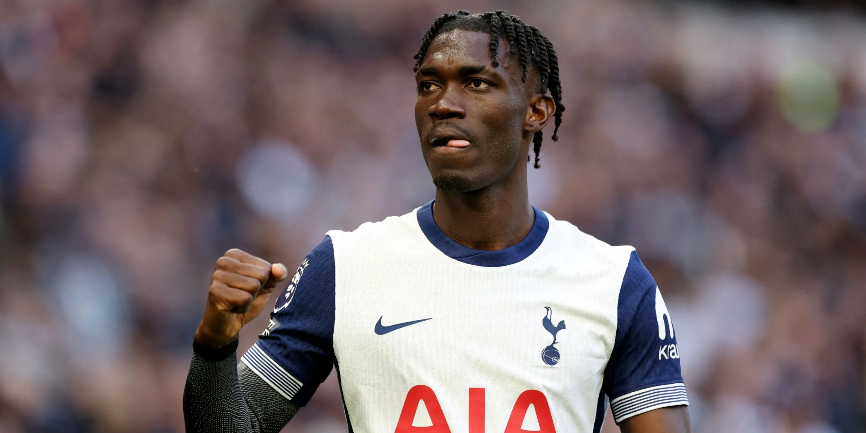 Tiền vệ Yves Bissouma của Spurs trong một pha tranh chấp
