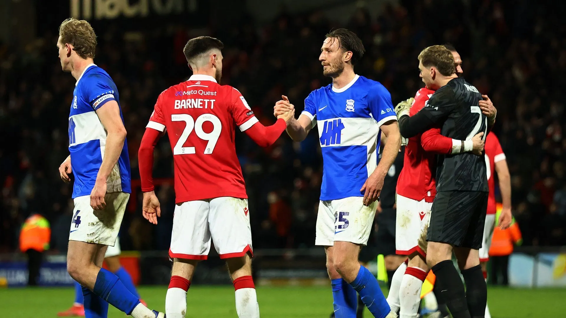 Trung vệ Ben Davies (Birmingham City) trong một pha tranh chấp bóng với cầu thủ Wrexham
