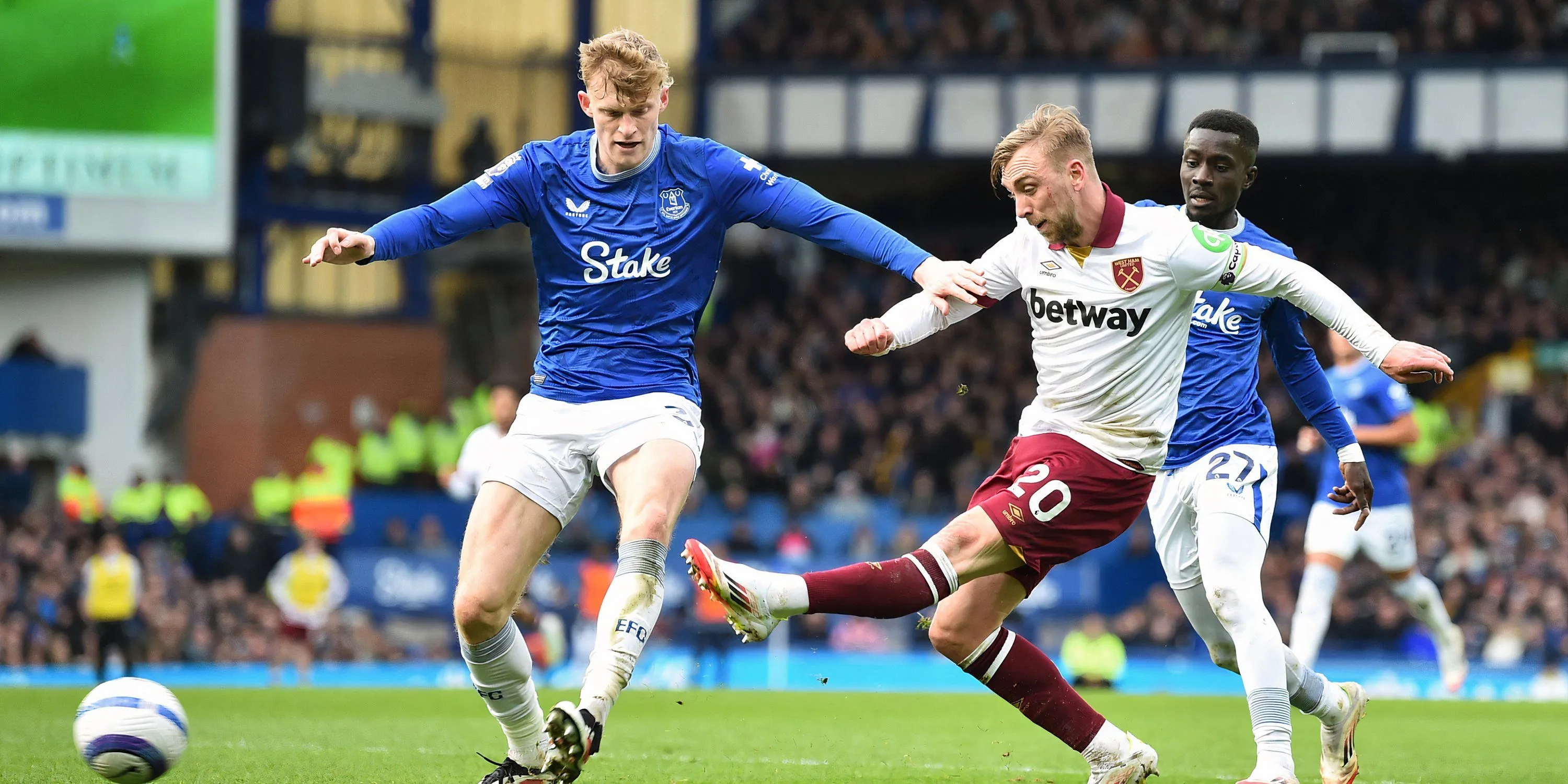 Trung vệ Everton Jarrad Branthwaite trong một pha tranh chấp tại Premier League