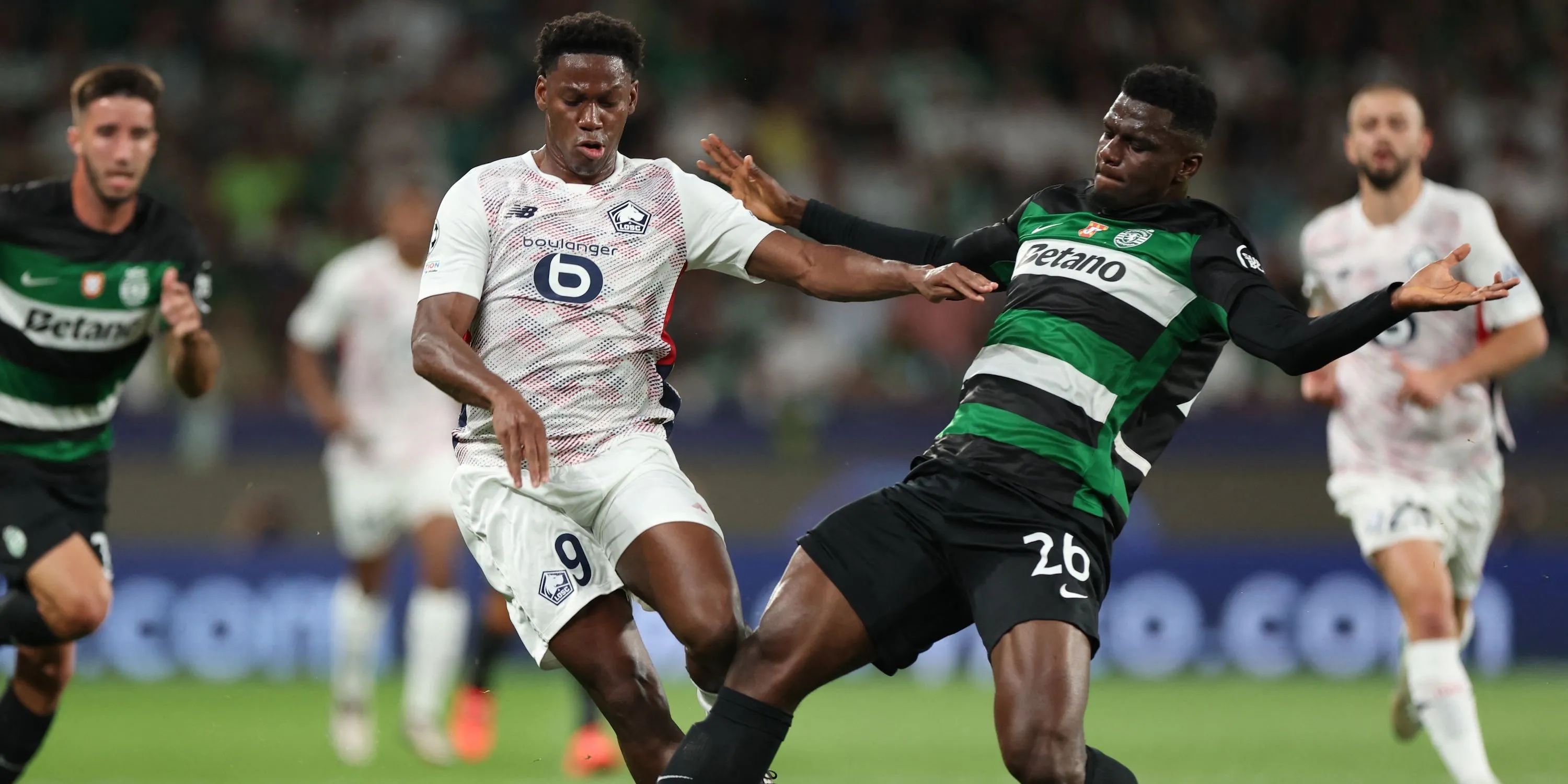 Trung vệ Ousmane Diomande (Sporting CP) tranh chấp bóng với Jonathan David (Lille)