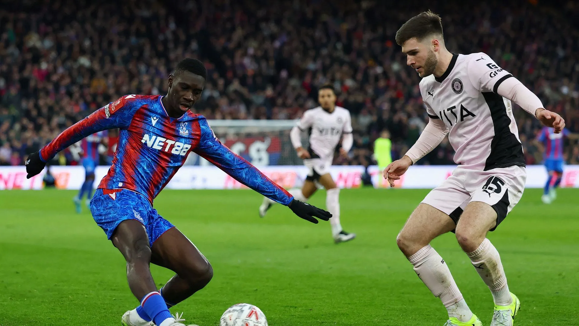 Trung vệ trẻ xuất sắc Ethan Pye của Stockport County, trụ cột hàng phòng ngự cần được củng cố thêm.