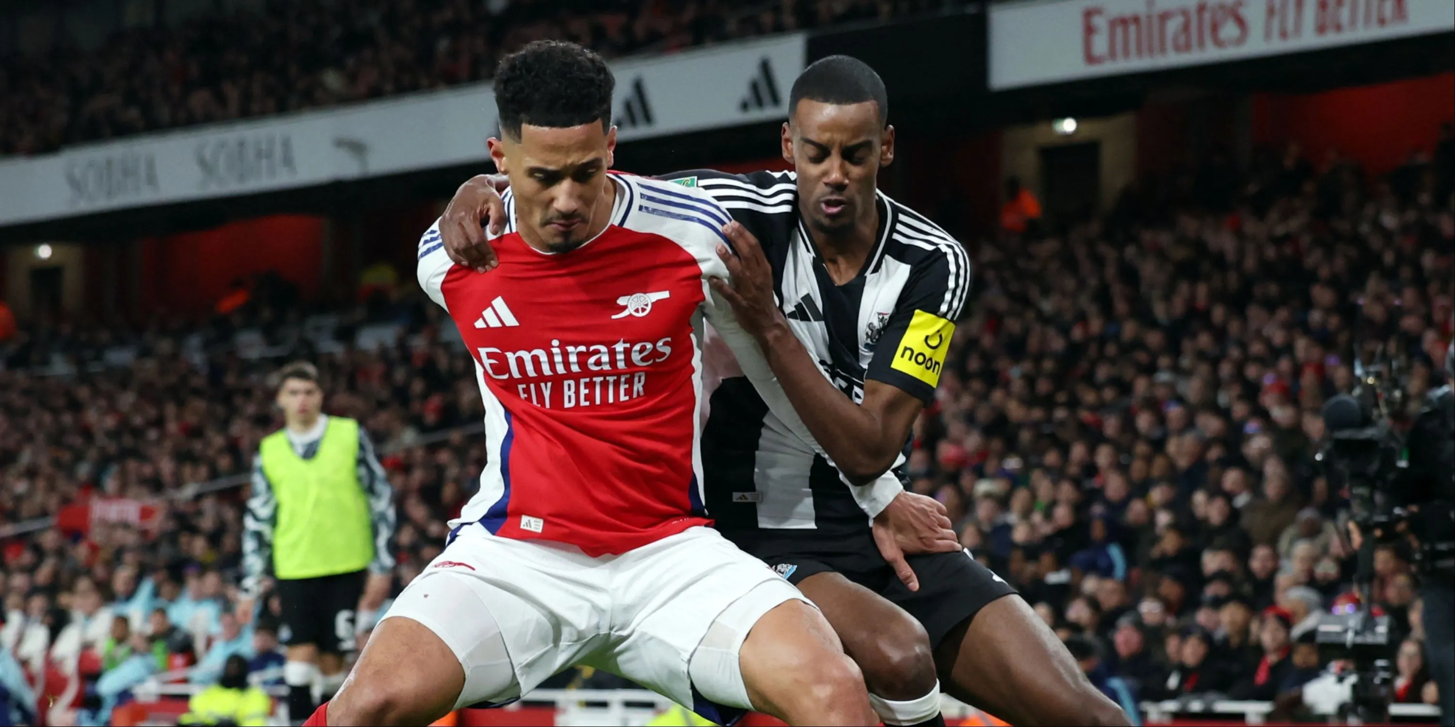 Trung vệ William Saliba tranh chấp bóng quyết liệt trong màu áo Arsenal