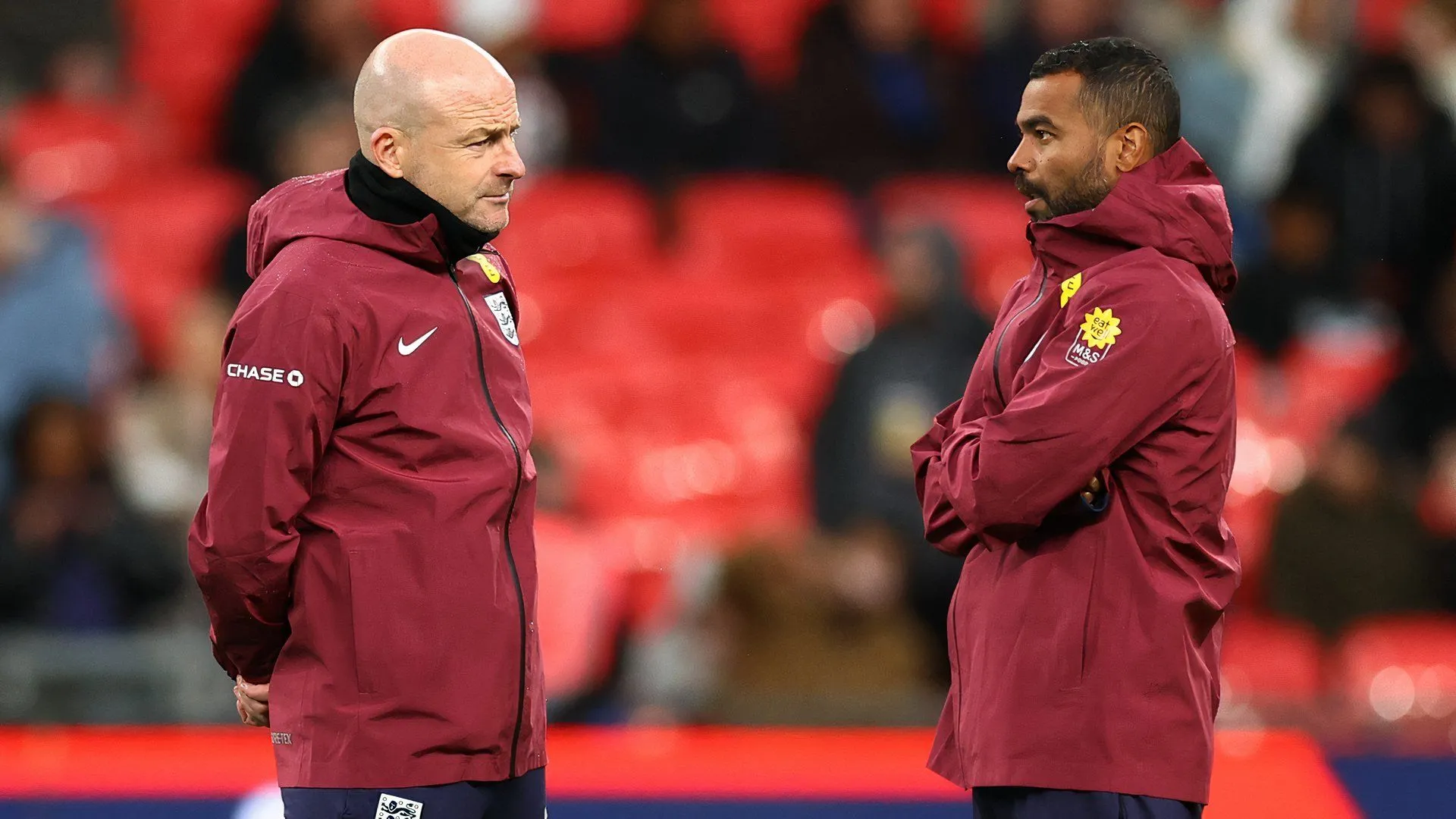 Ashley Cole trong vai trò trợ lý HLV cùng Lee Carsley, kinh nghiệm huấn luyện trước khi được gợi ý làm HLV trưởng QPR.