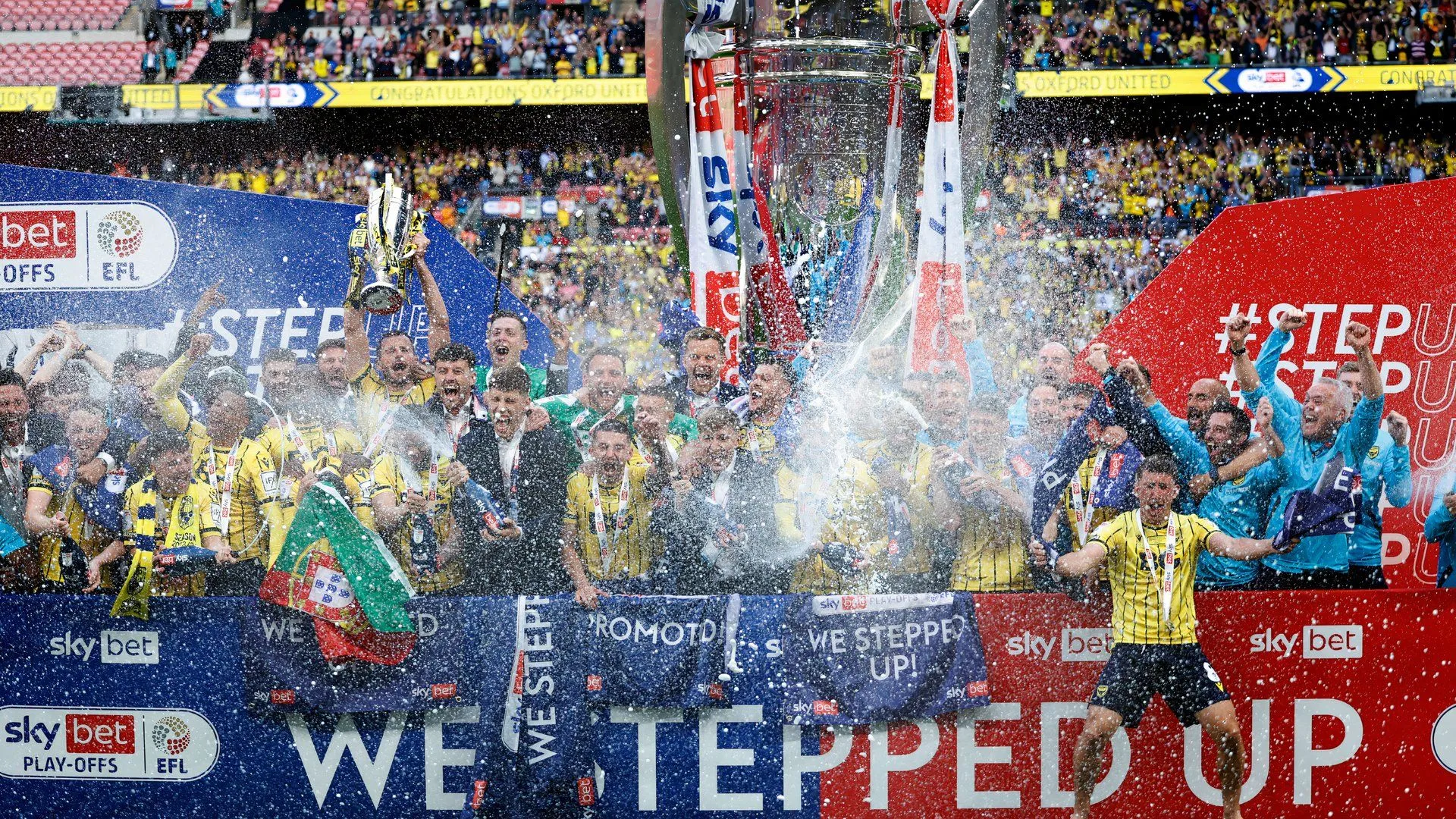 Các cầu thủ Oxford United ăn mừng chiến tích giành quyền thăng hạng Championship 2024