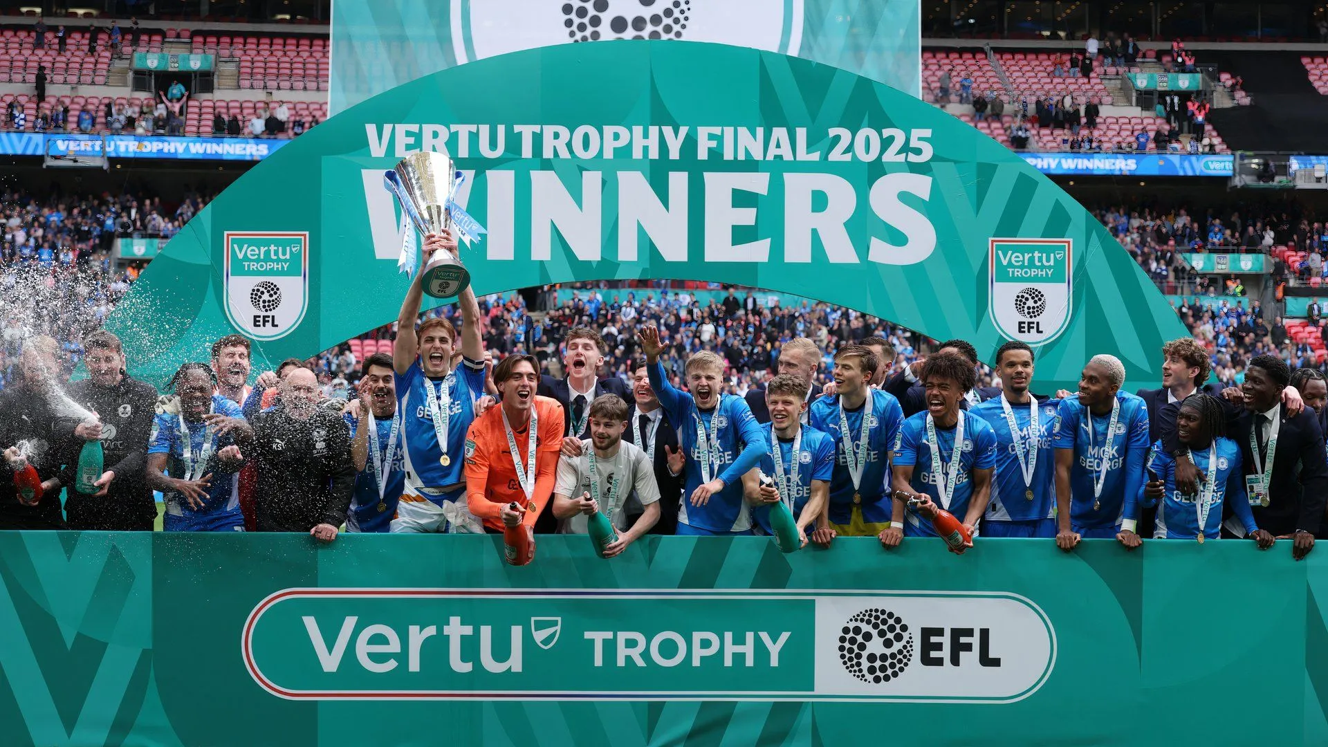 Các cầu thủ Peterborough United ăn mừng chức vô địch EFL Trophy