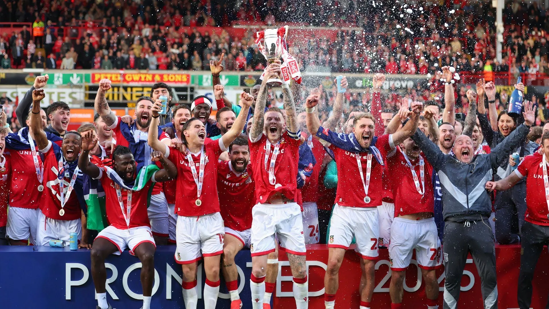 Các cầu thủ Wrexham ăn mừng quyền thăng hạng lên Championship sau trận đấu cuối cùng