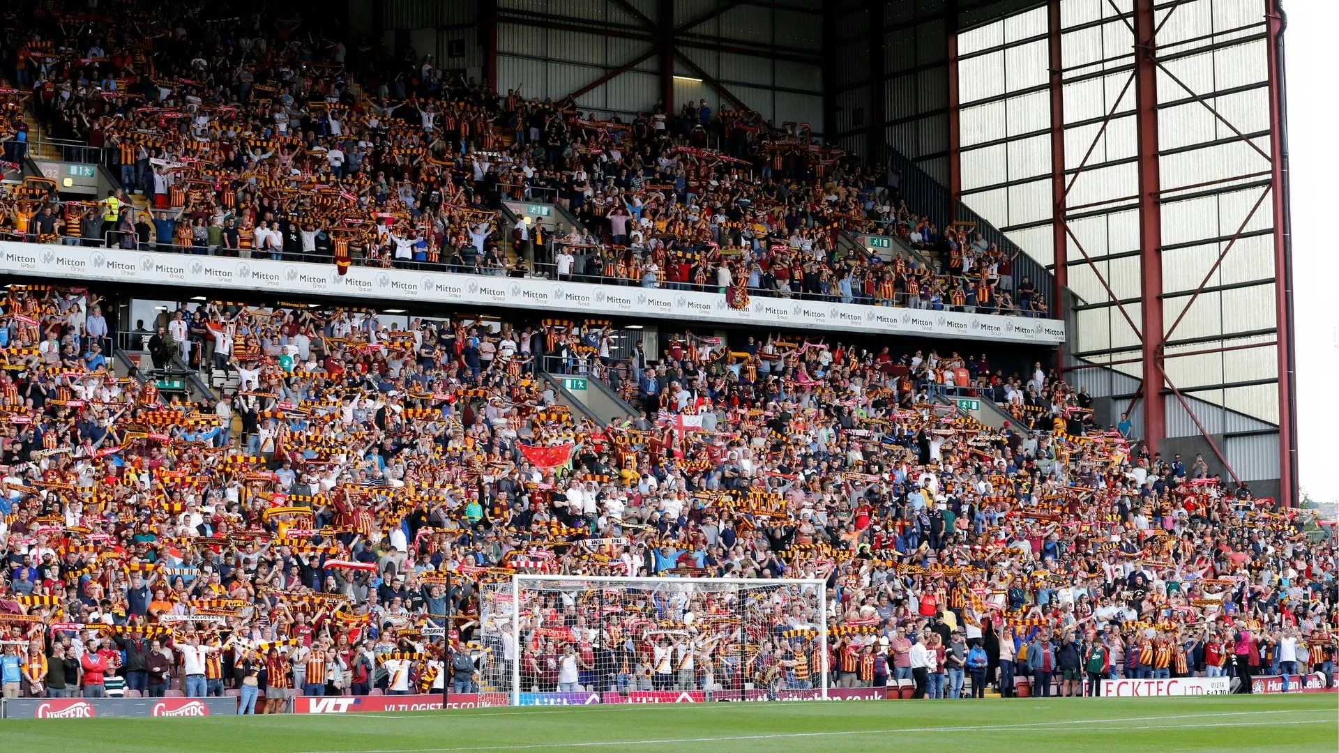 Cổ động viên Bradford City theo dõi trận đấu, hy vọng vào tương lai của đội bóng.