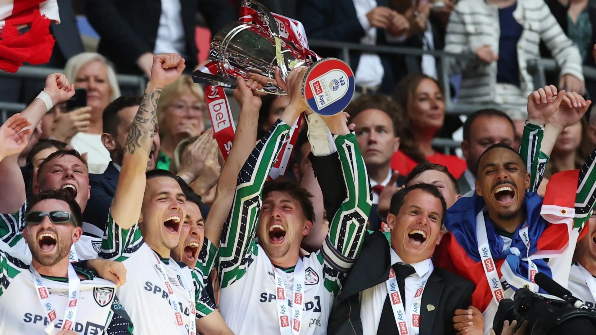 Đội trưởng Sunderland Dan Neil nâng cúp play-off