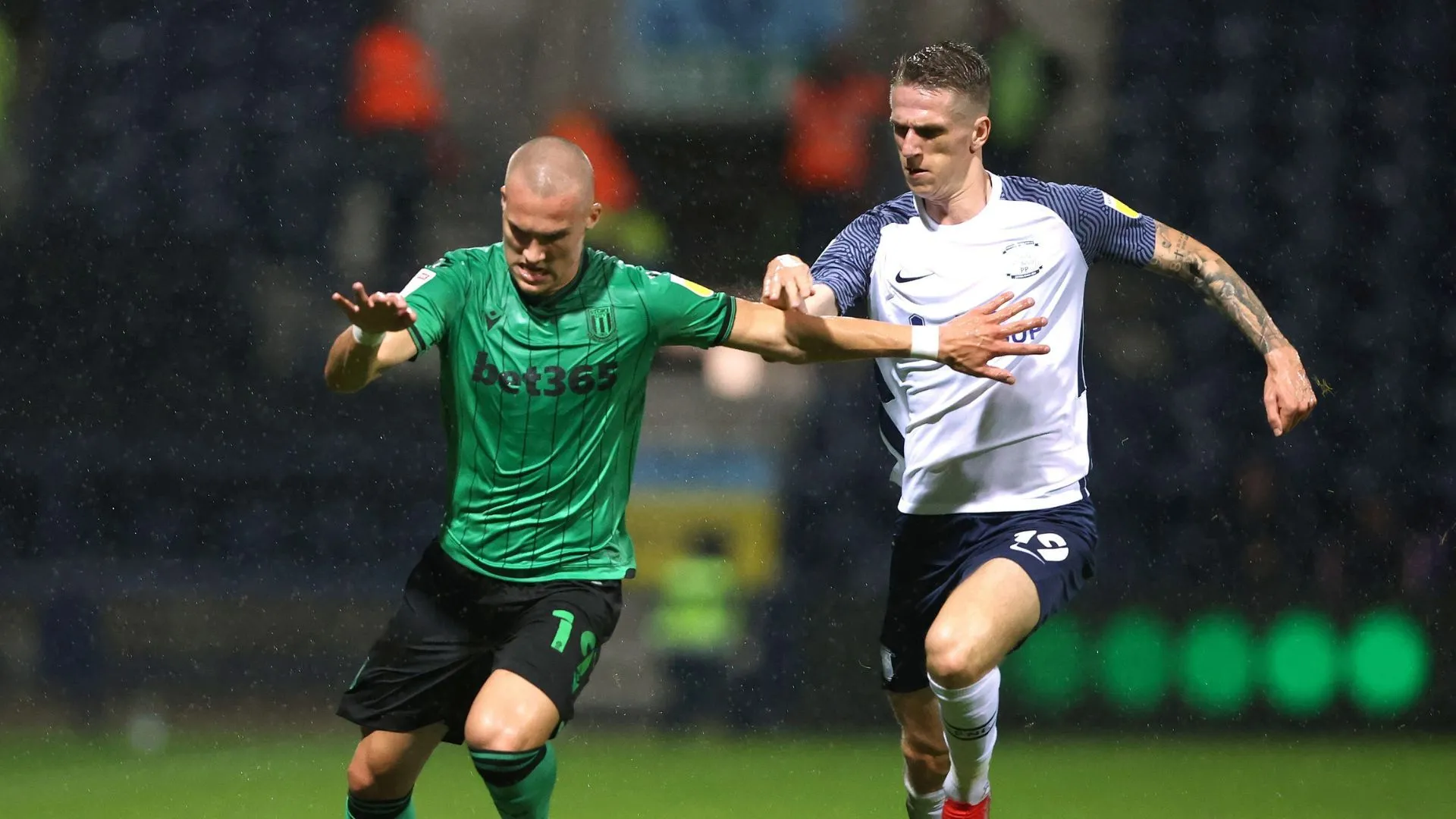 Emil Riis thi đấu cho Preston tại Championship