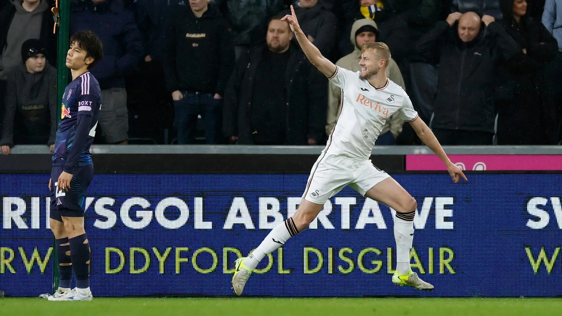 Harry Darling đối mặt với tương lai không chắc chắn tại Swansea.