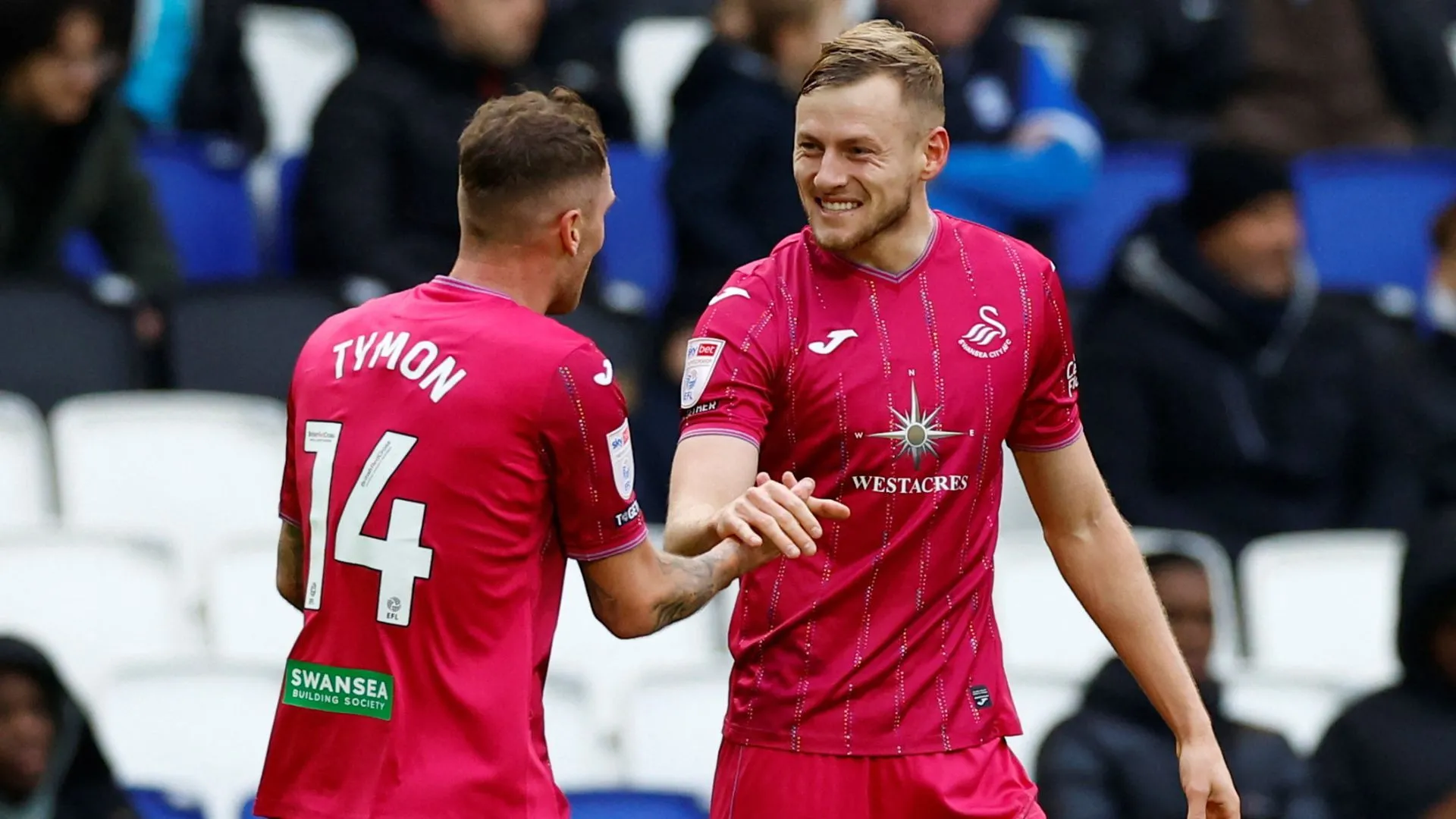 Harry Darling (phải) cùng đồng đội tại Swansea City.